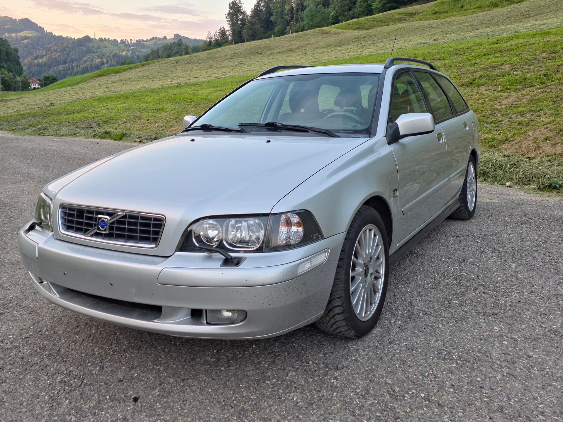 VOLVO V40 2.0T Sport Edition | Frisch MFK-image-1