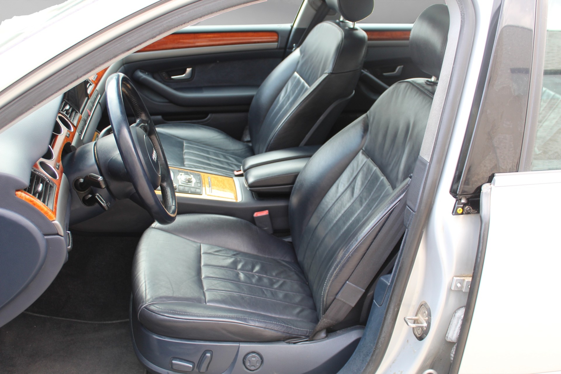 AUDI A8 3.7 V8 quattro tiptronic-image-6
