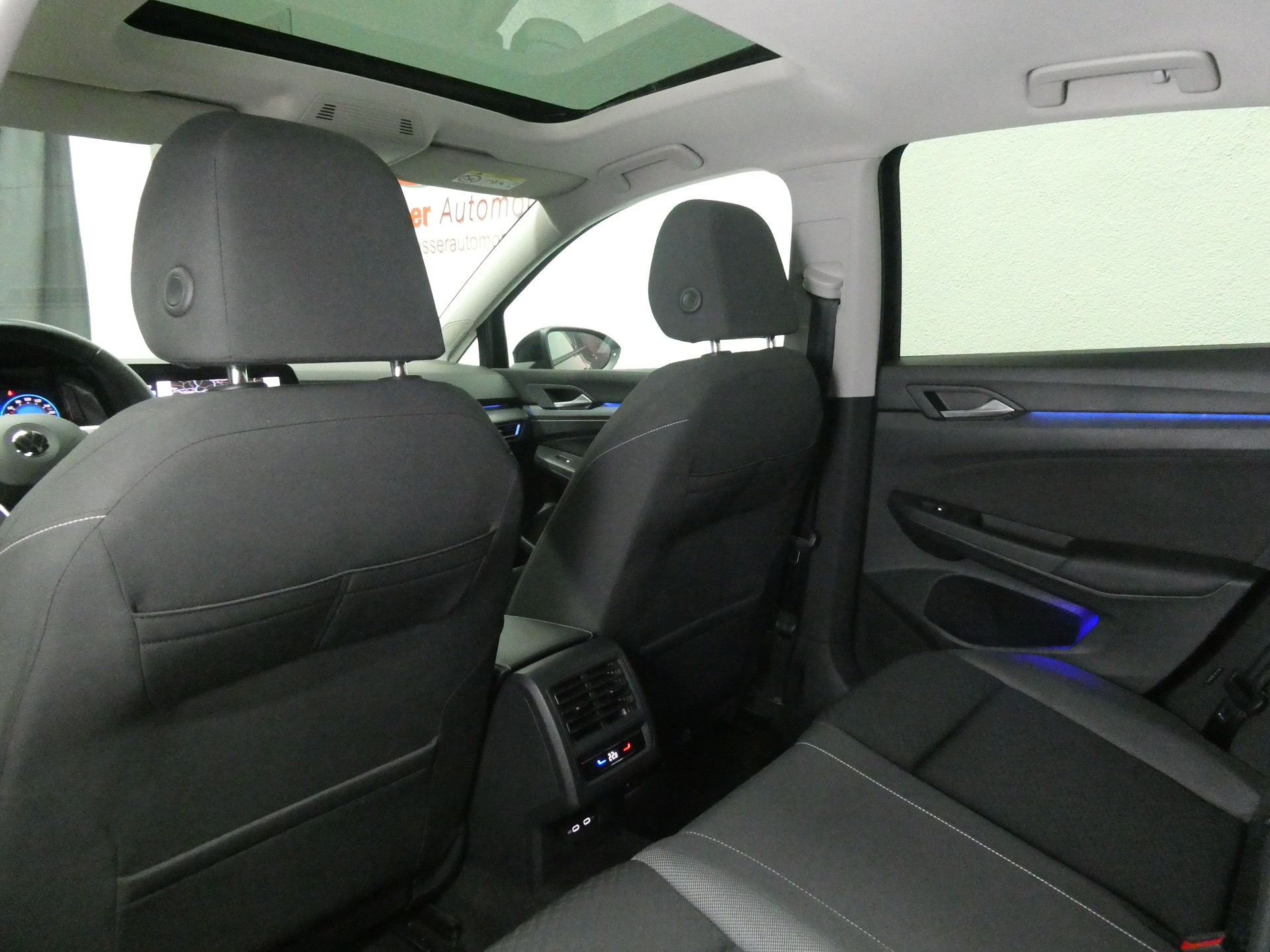 VW Golf 2.0 TDI Life DSG - Panorama - IQ Light - Navi - Head-Up - AHK - Kamera - 150 PS-image-10