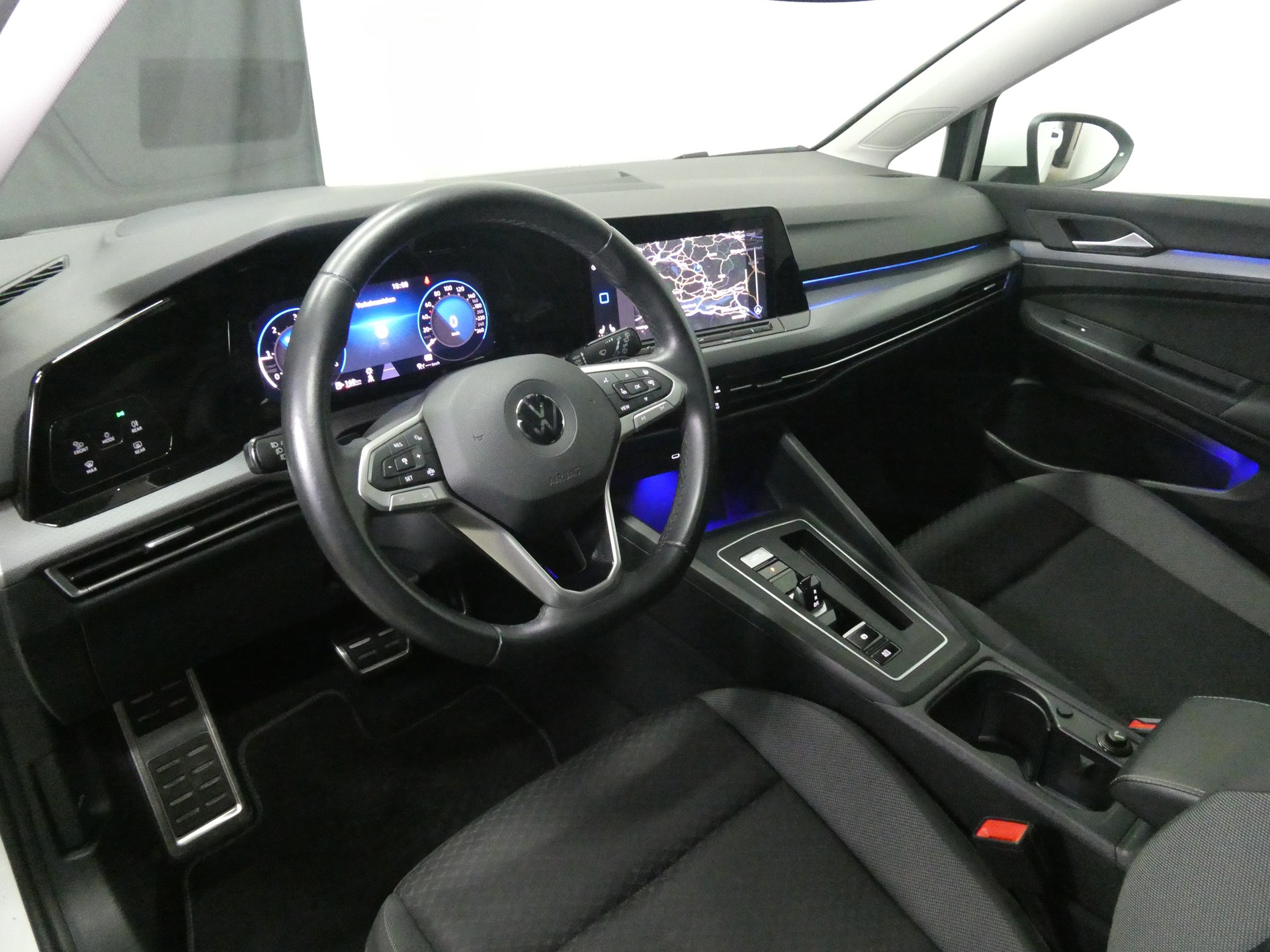 VW Golf 2.0 TDI Life DSG - Panorama - IQ Light - Navi - Head-Up - AHK - Kamera - 150 PS-image-8