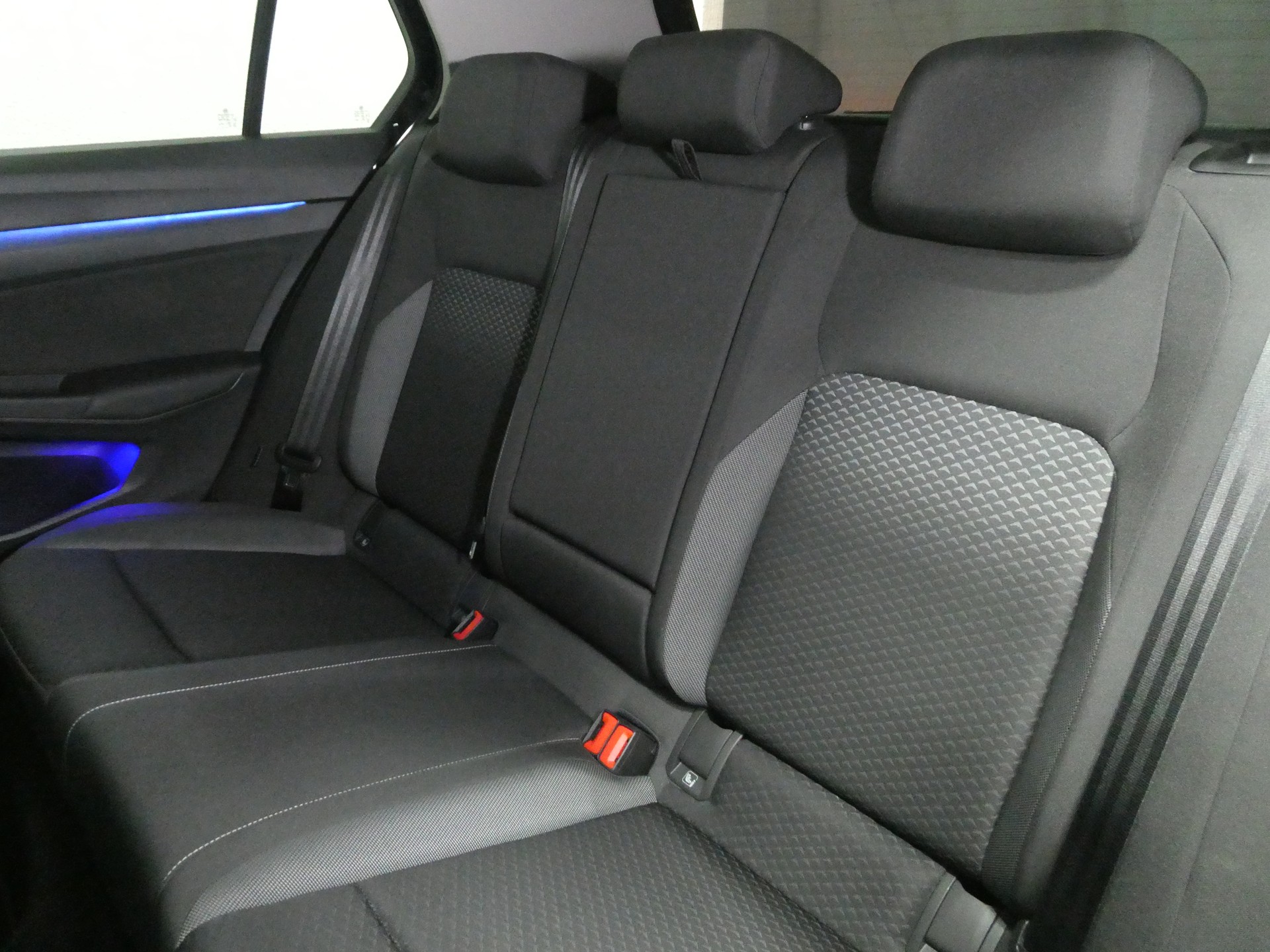 VW Golf 2.0 TDI Life DSG - Panorama - IQ Light - Navi - Head-Up - AHK - Kamera - 150 PS-image-11