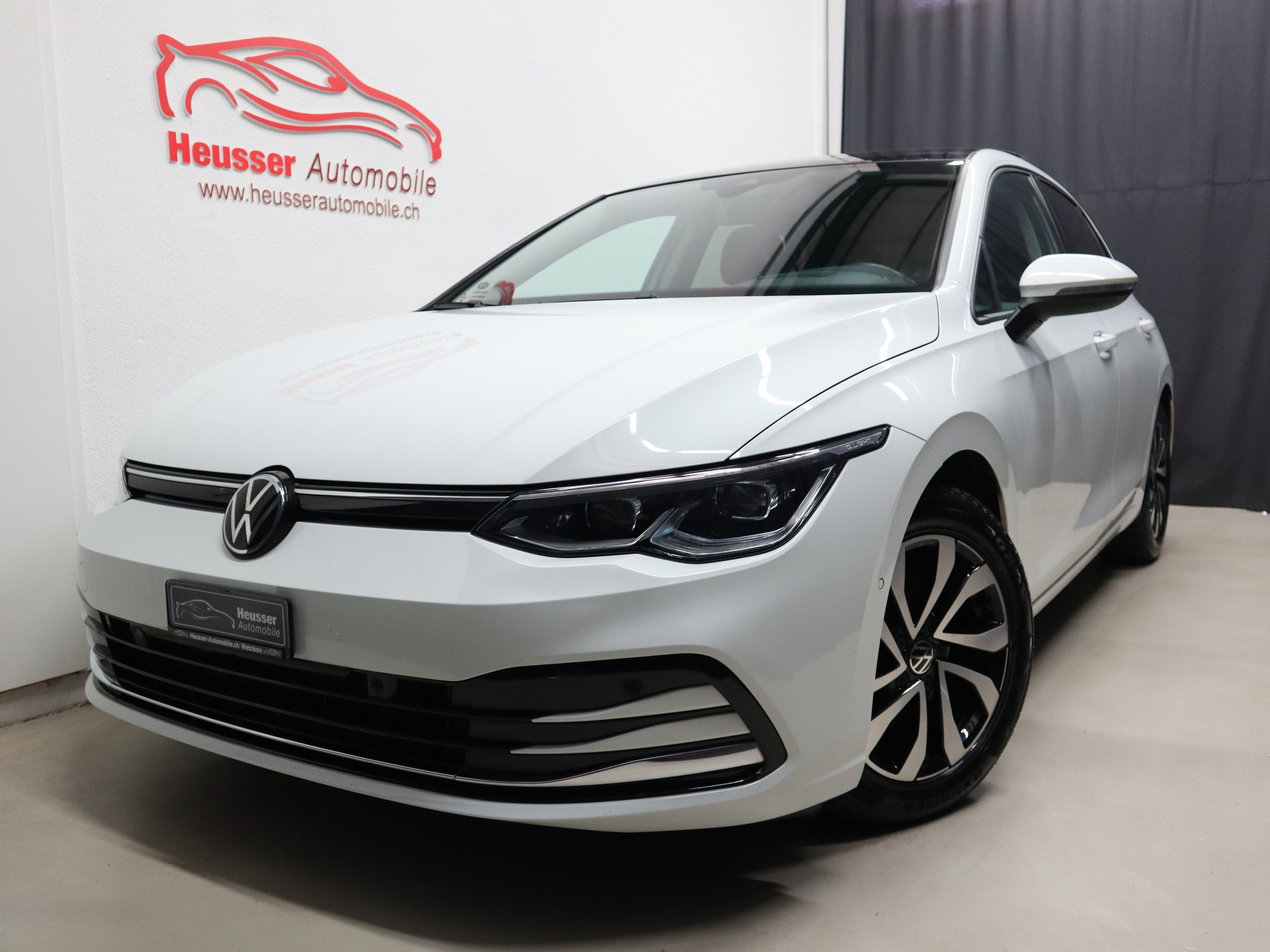 VW Golf 2.0 TDI Life DSG - Panorama - IQ Light - Navi - Head-Up - AHK - Kamera - 150 PS-image-0