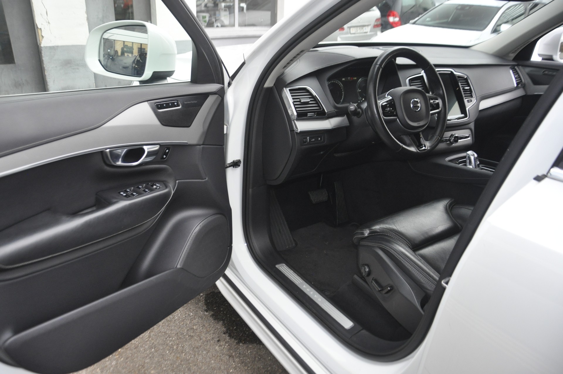 VOLVO XC90 T8 AWD Inscription Geartronic 7 Plätze I Anhängerkupplung-image-3