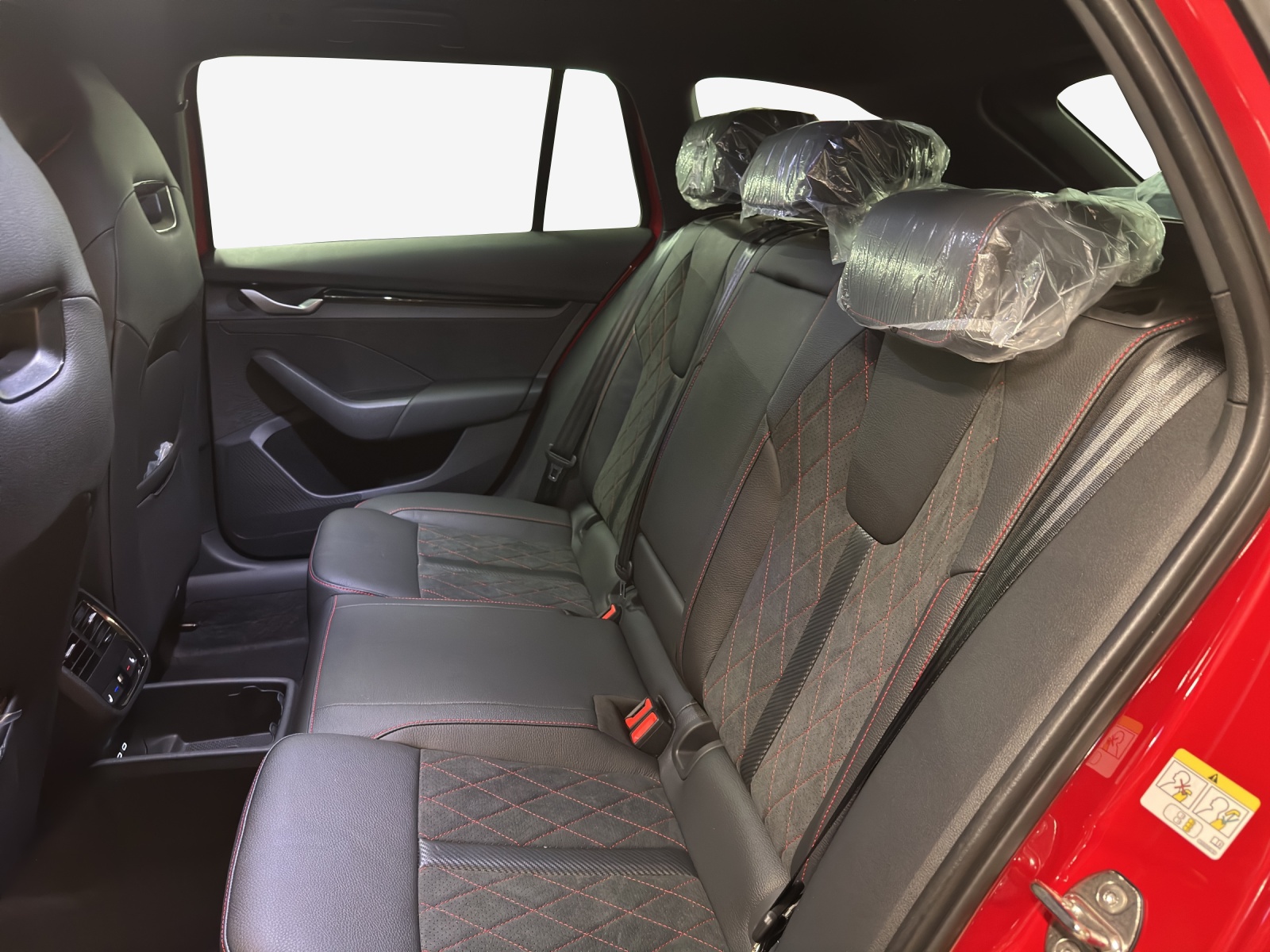 SKODA Octavia Combi 2.0 TSI DSG RS 30 Years Edition-image-8