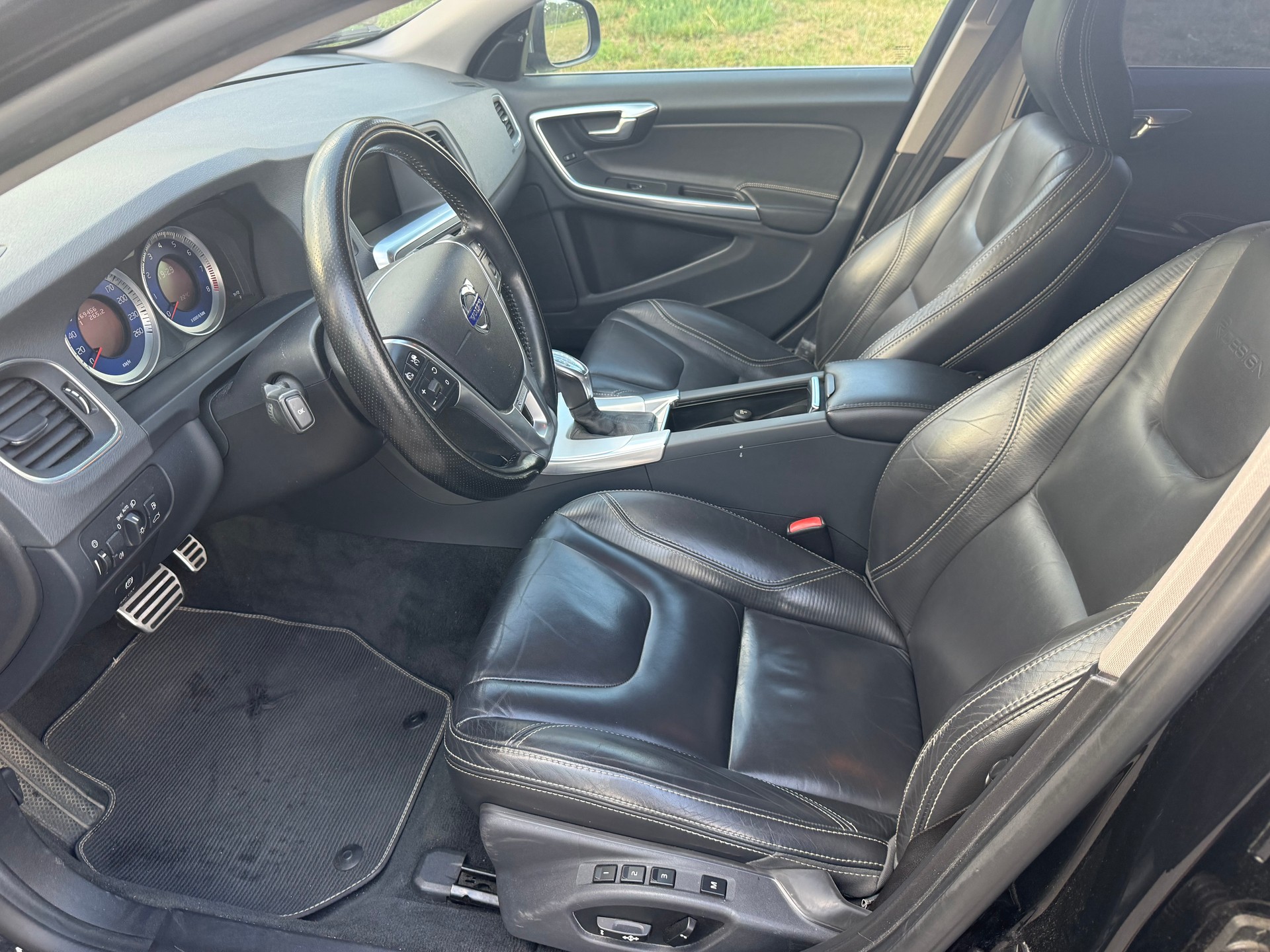 VOLVO V60 T6 AWD R-Design Geartronic-image-13
