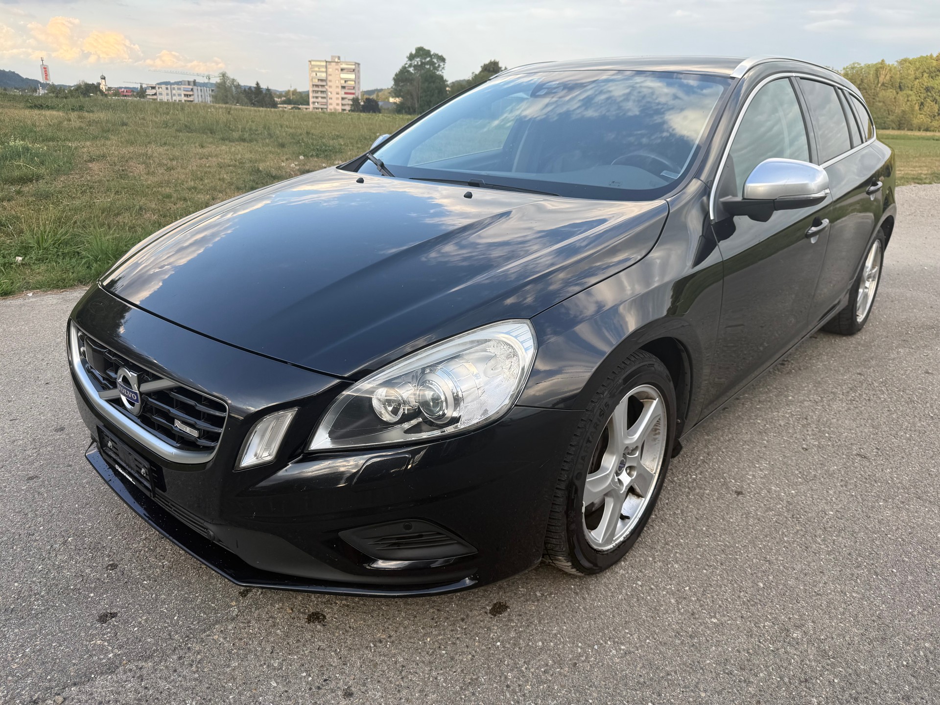 VOLVO V60 T6 AWD R-Design Geartronic-image-2