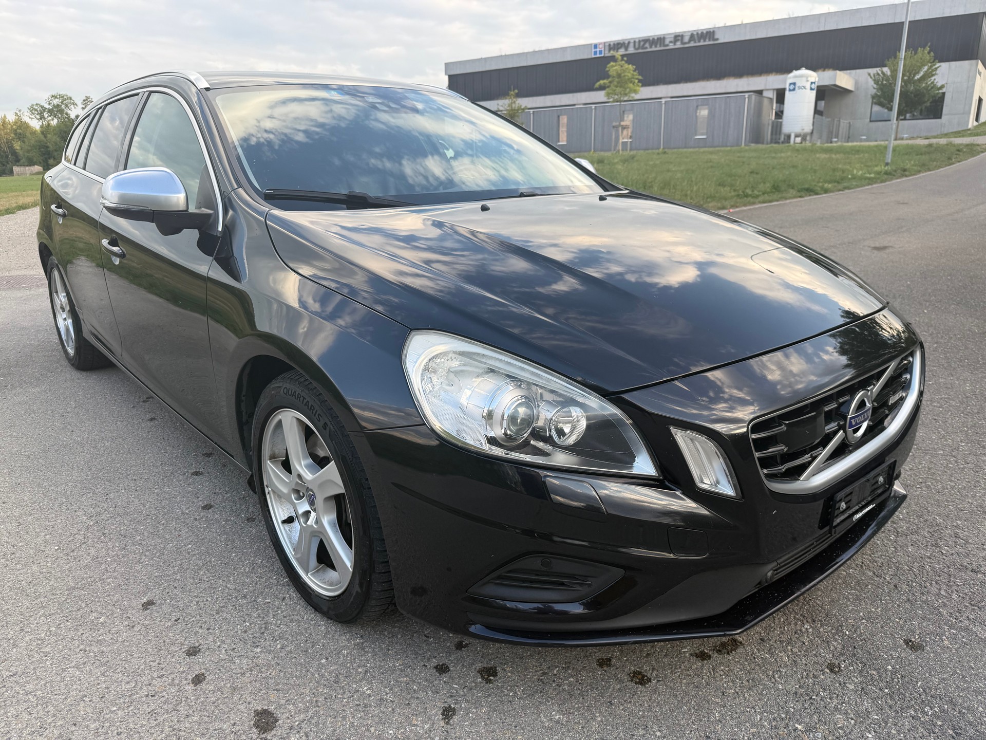 VOLVO V60 T6 AWD R-Design Geartronic-image-1
