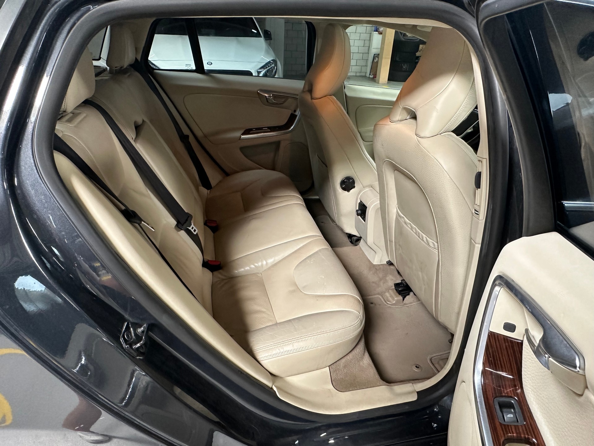VOLVO V60 2.0T-image-13