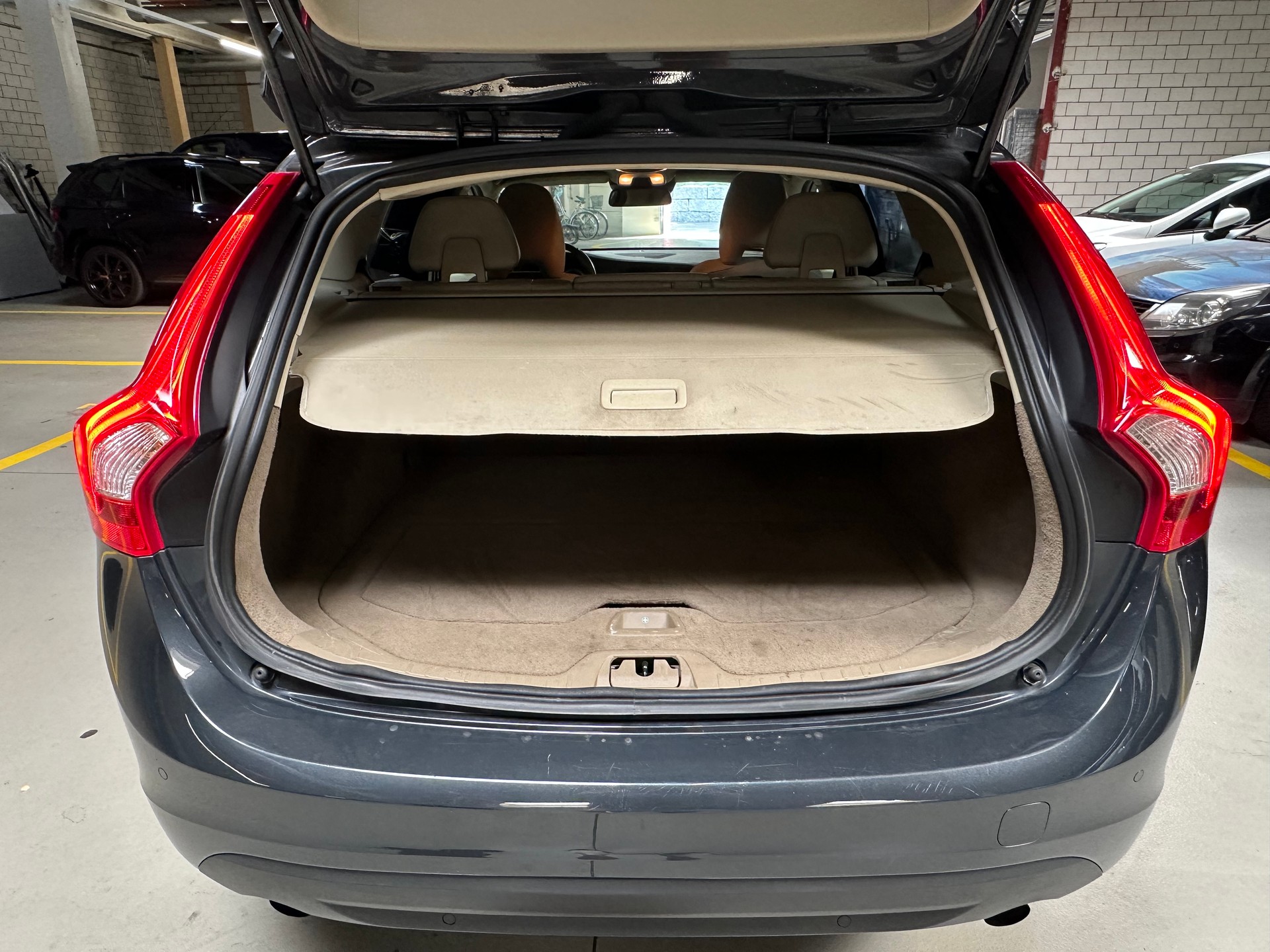 VOLVO V60 2.0T-image-14