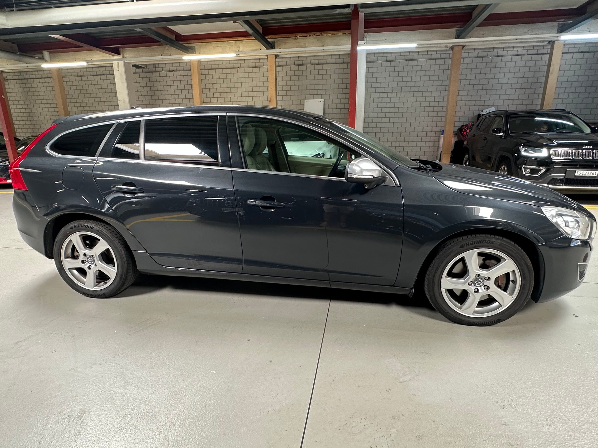 VOLVO V60 2.0T-image-4
