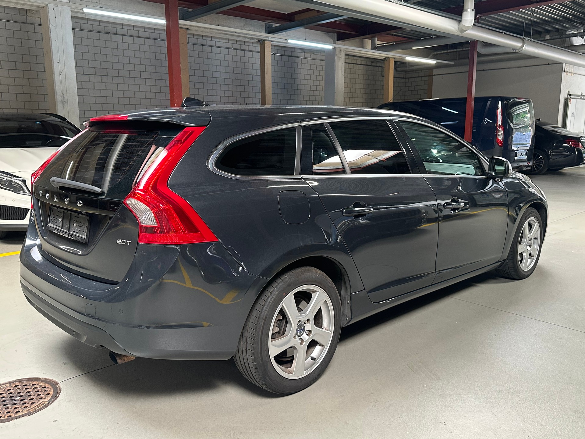 VOLVO V60 2.0T-image-3