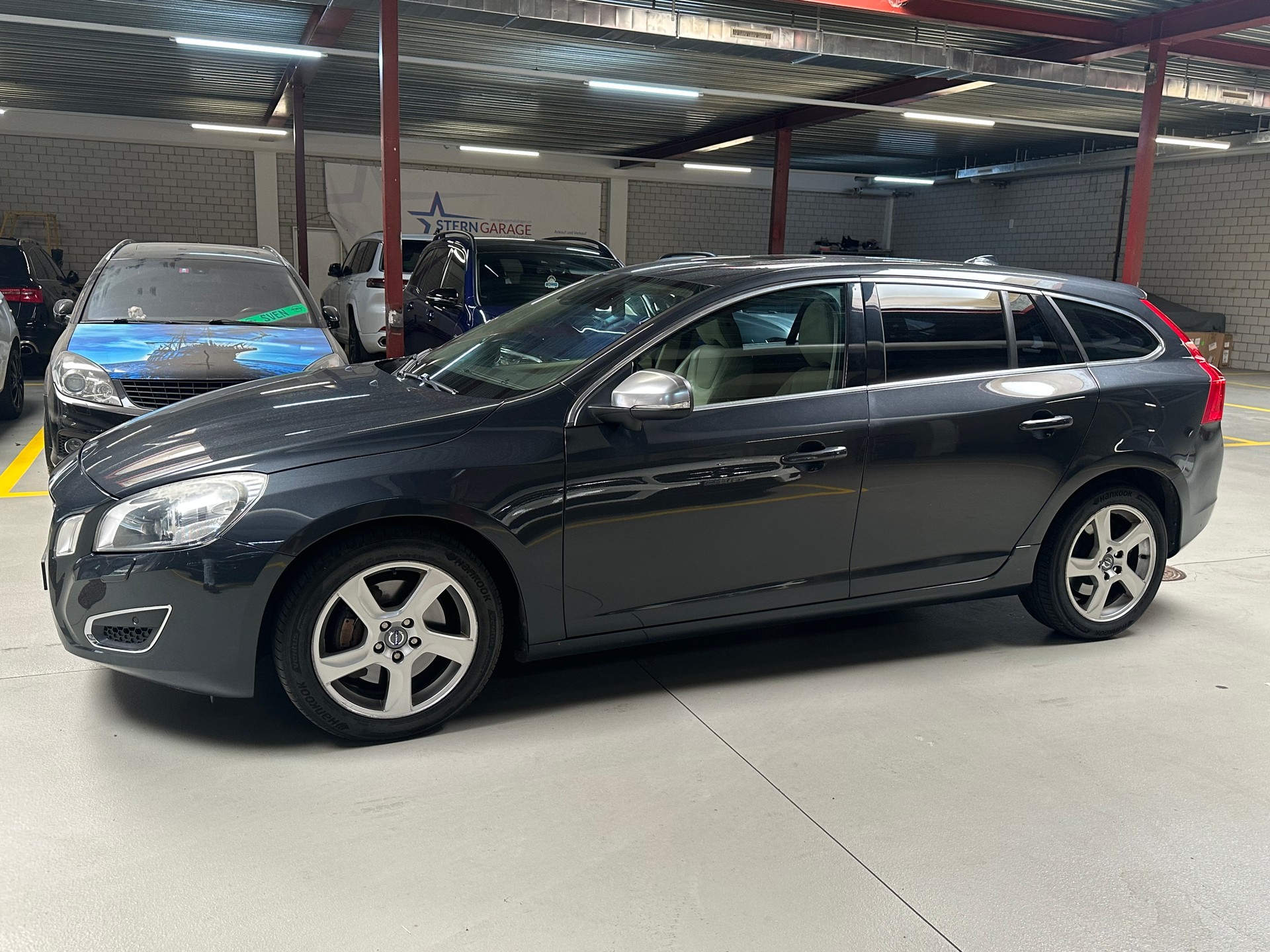 VOLVO V60 2.0T-image-1