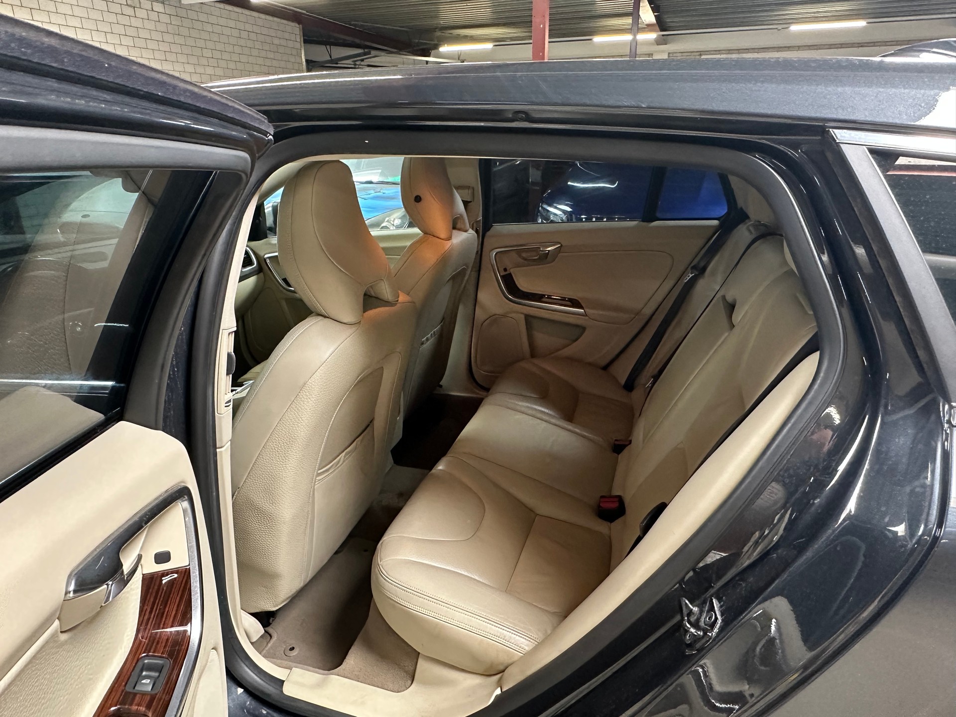 VOLVO V60 2.0T-image-9