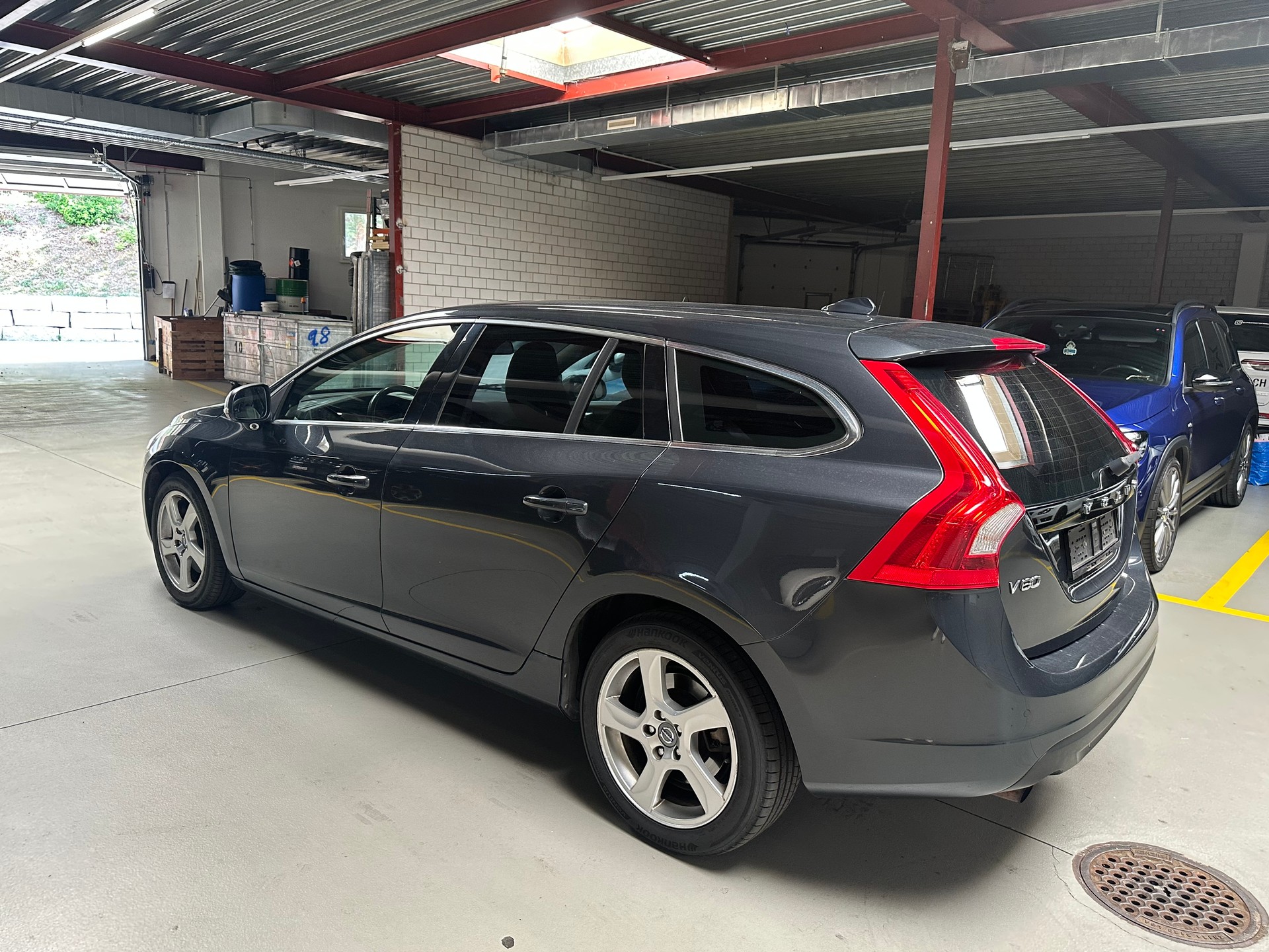 VOLVO V60 2.0T-image-2