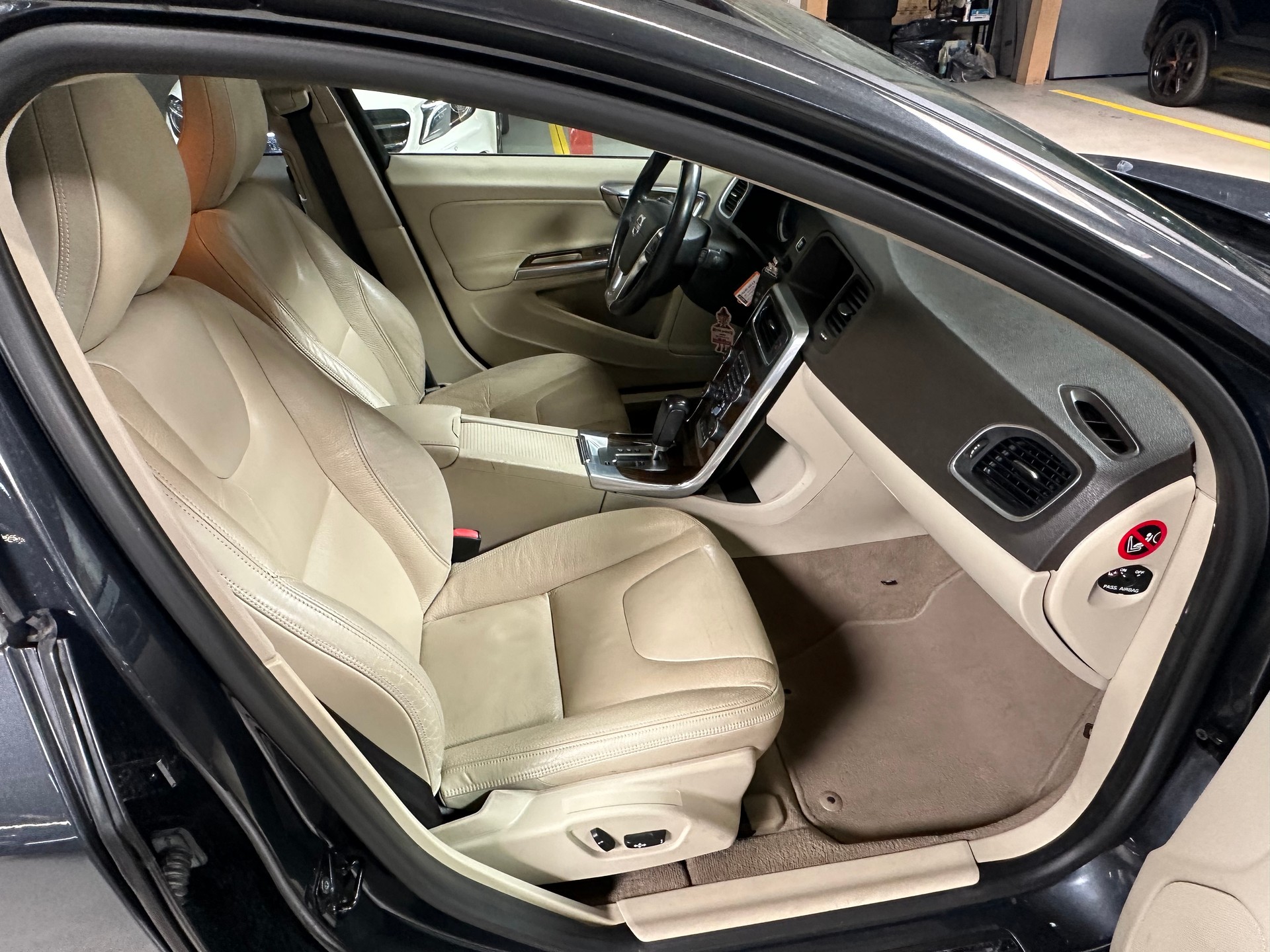 VOLVO V60 2.0T-image-8