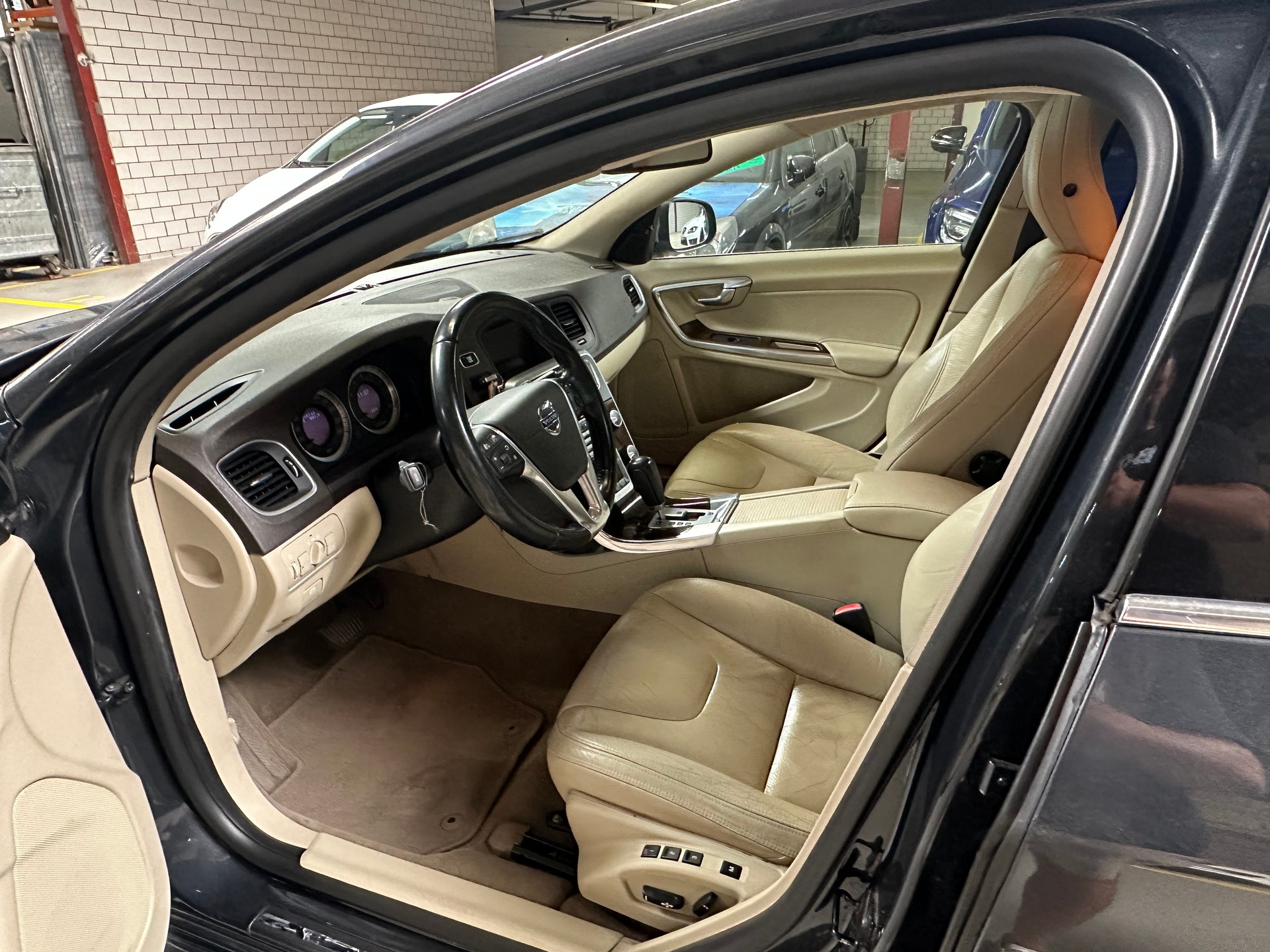 VOLVO V60 2.0T-image-7