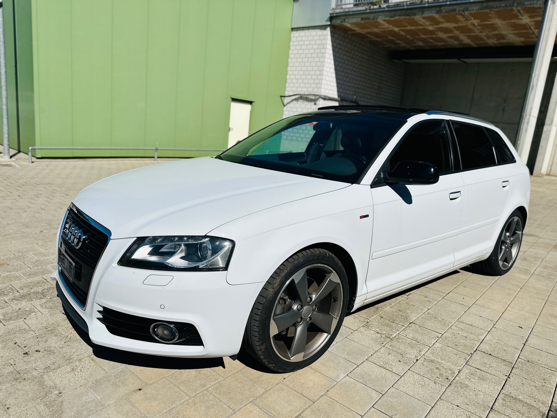 AUDI A3 Sportback 2.0 TFSI Ambition S-tronic-image-2