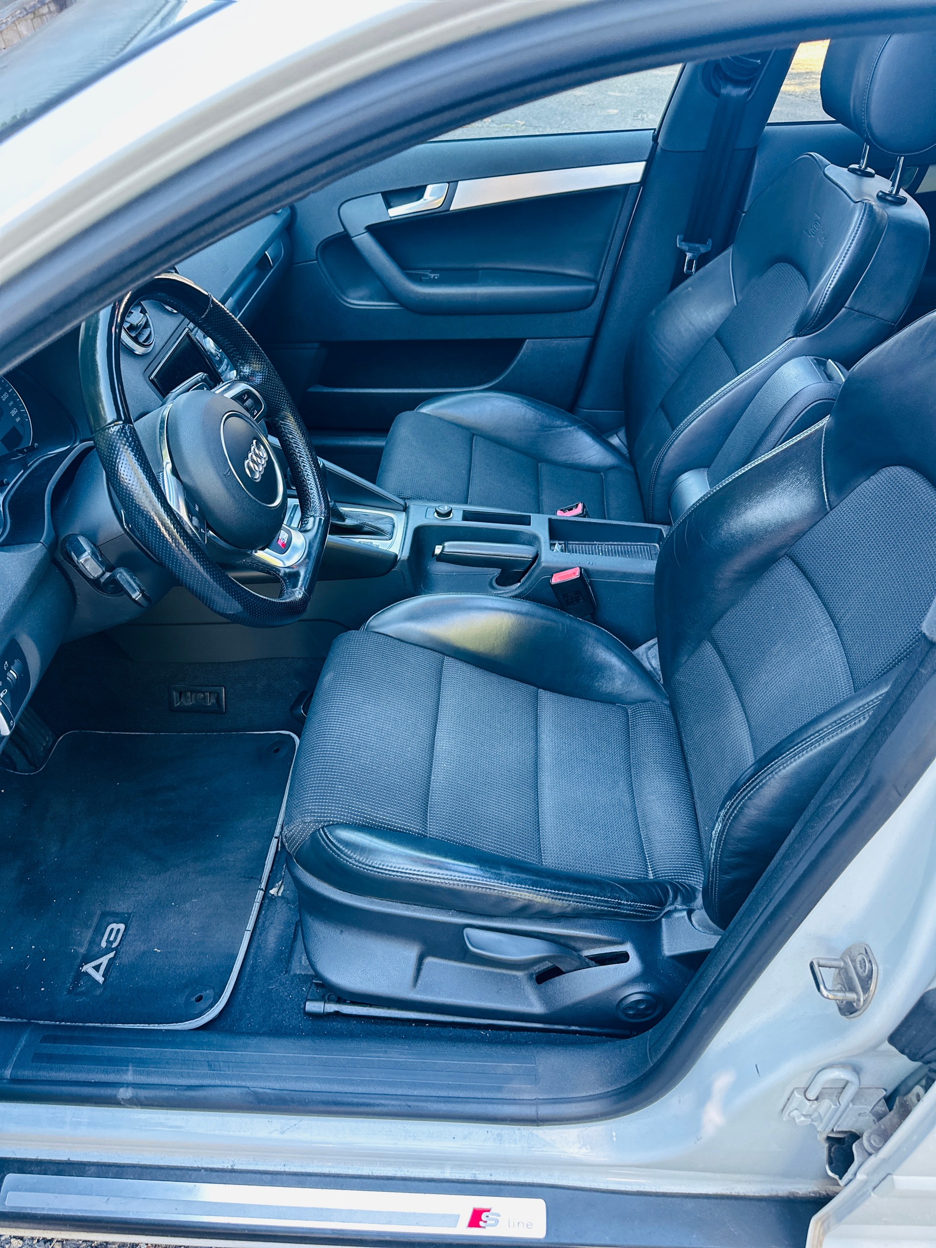 AUDI A3 Sportback 2.0 TFSI Ambition S-tronic-image-13