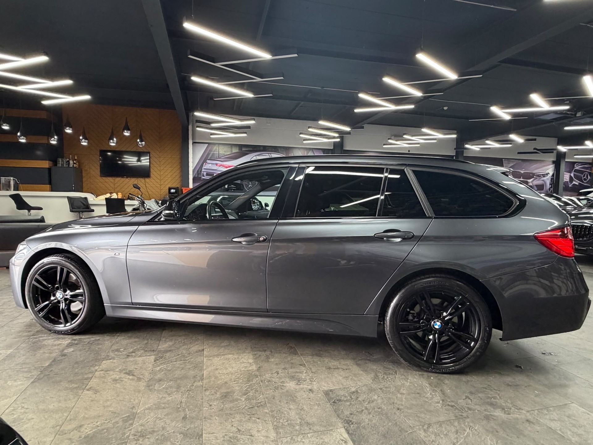 BMW 320d xDrive Touring Steptronic-image-6
