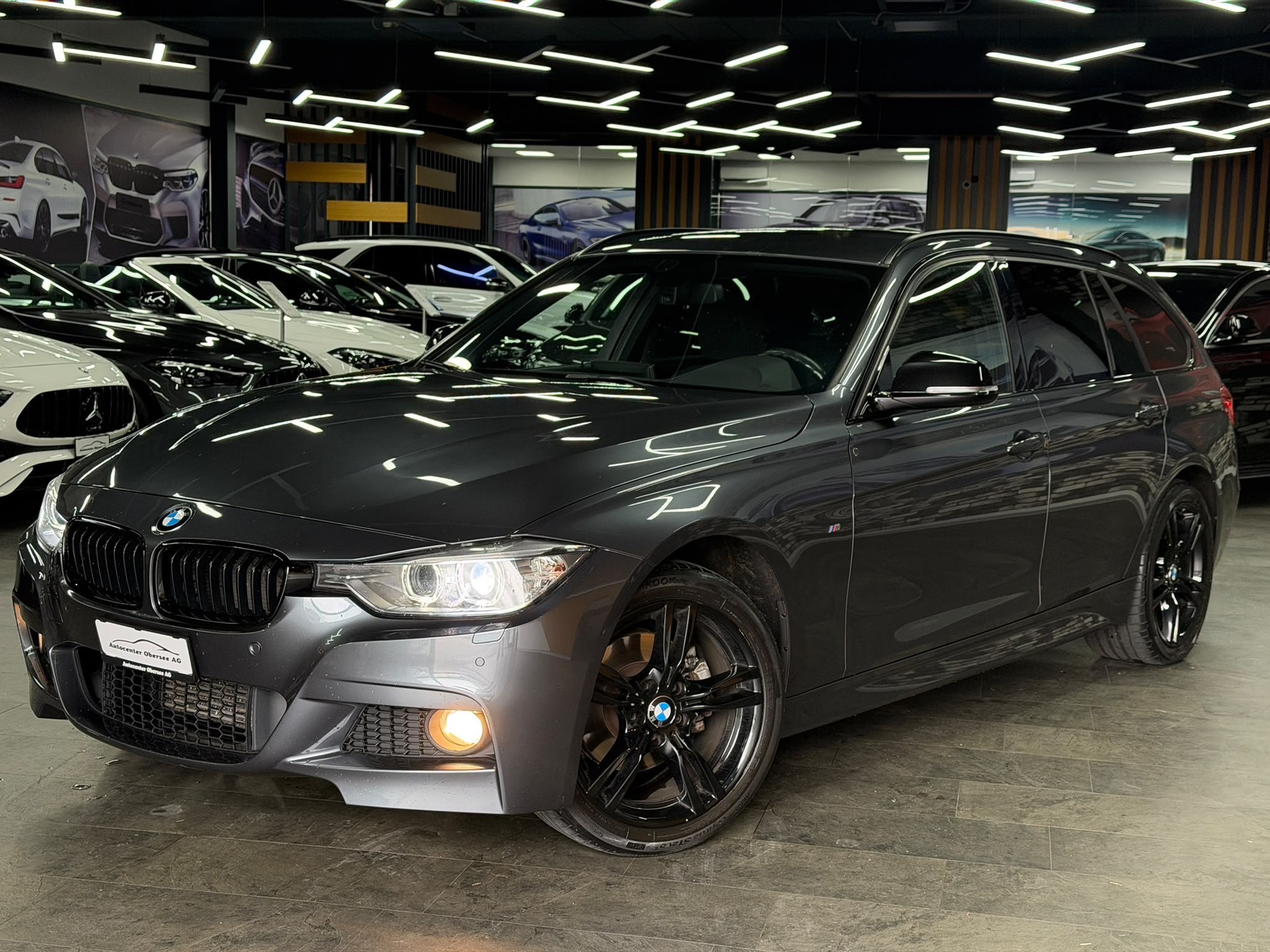 BMW 320d xDrive Touring Steptronic-showroom-element-1