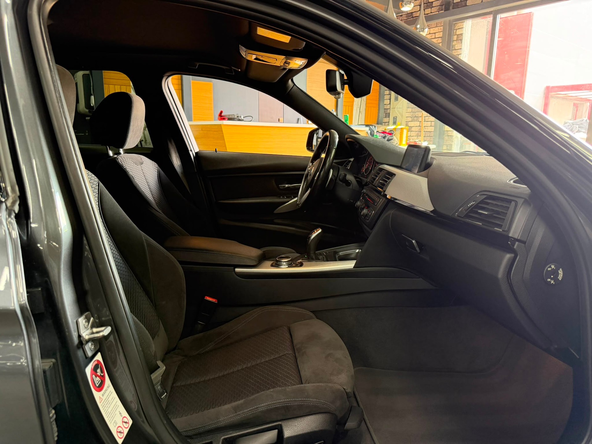 BMW 320d xDrive Touring Steptronic-image-8