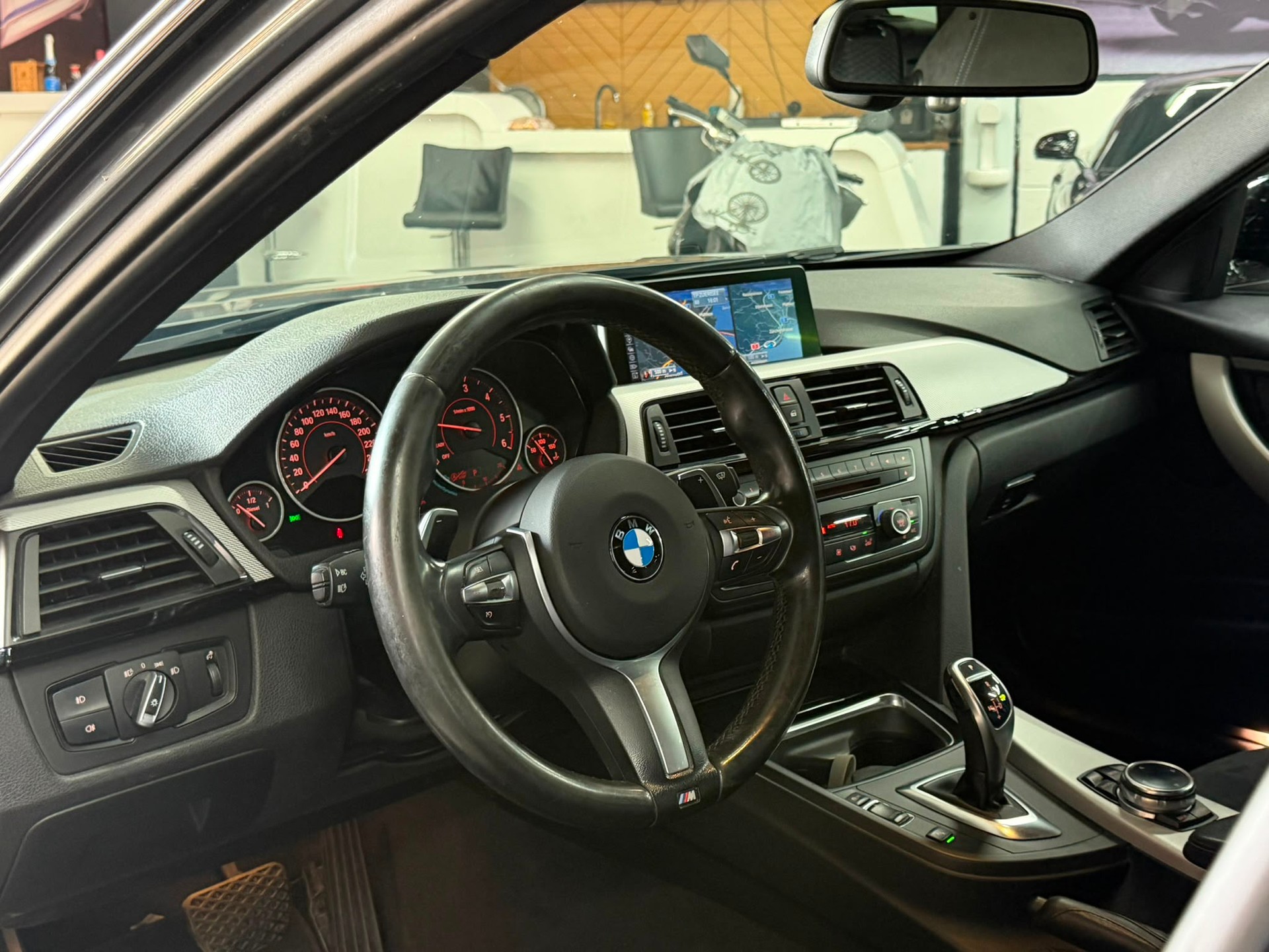 BMW 320d xDrive Touring Steptronic-image-5