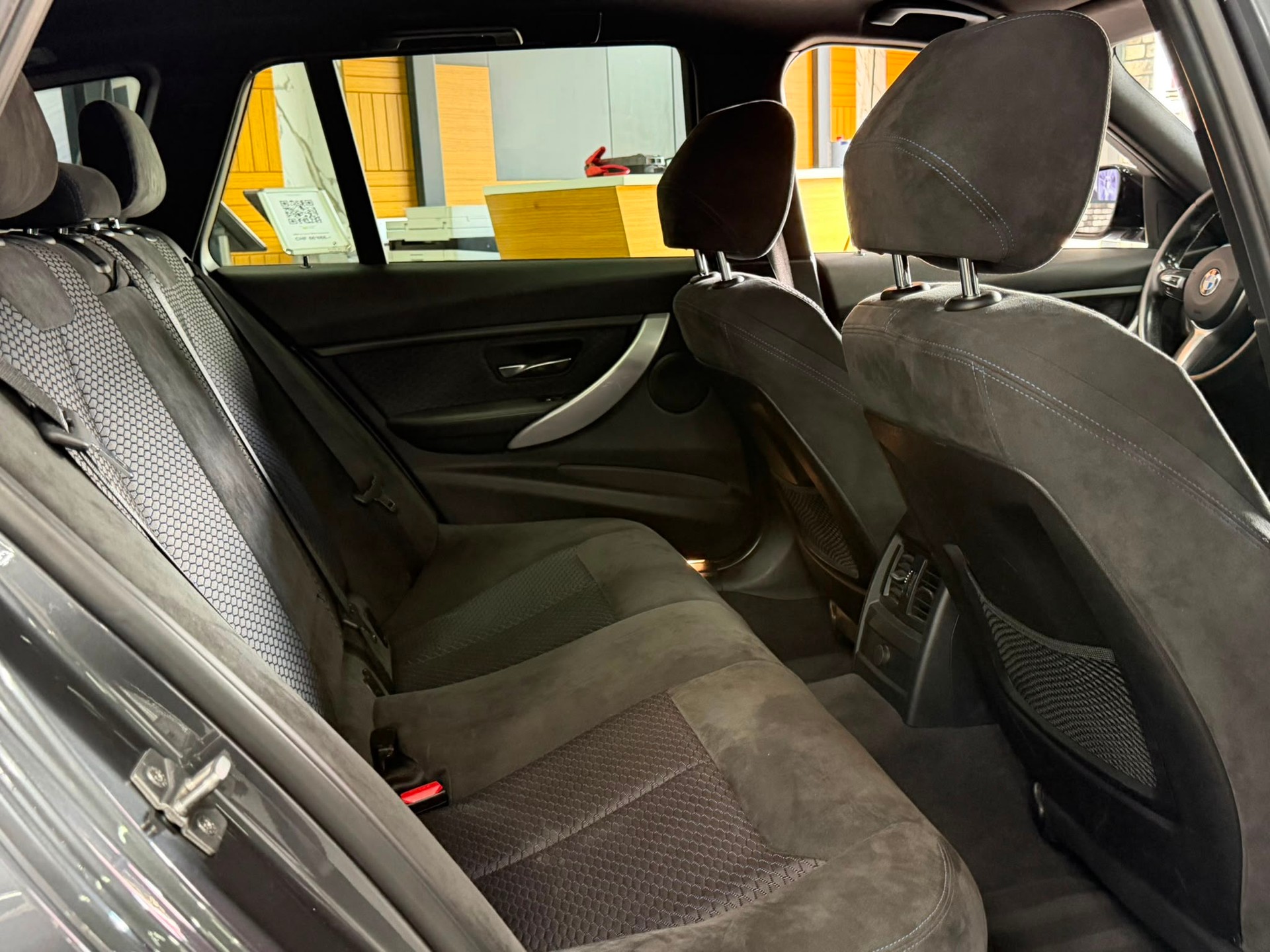 BMW 320d xDrive Touring Steptronic-image-6