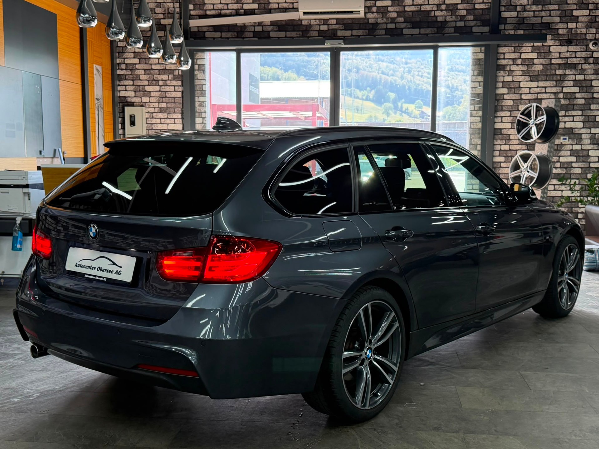 BMW 320d xDrive Touring Steptronic-image-2