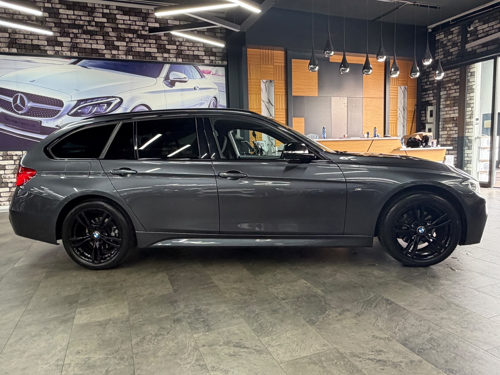 BMW 320d xDrive Touring Steptronic-image-4
