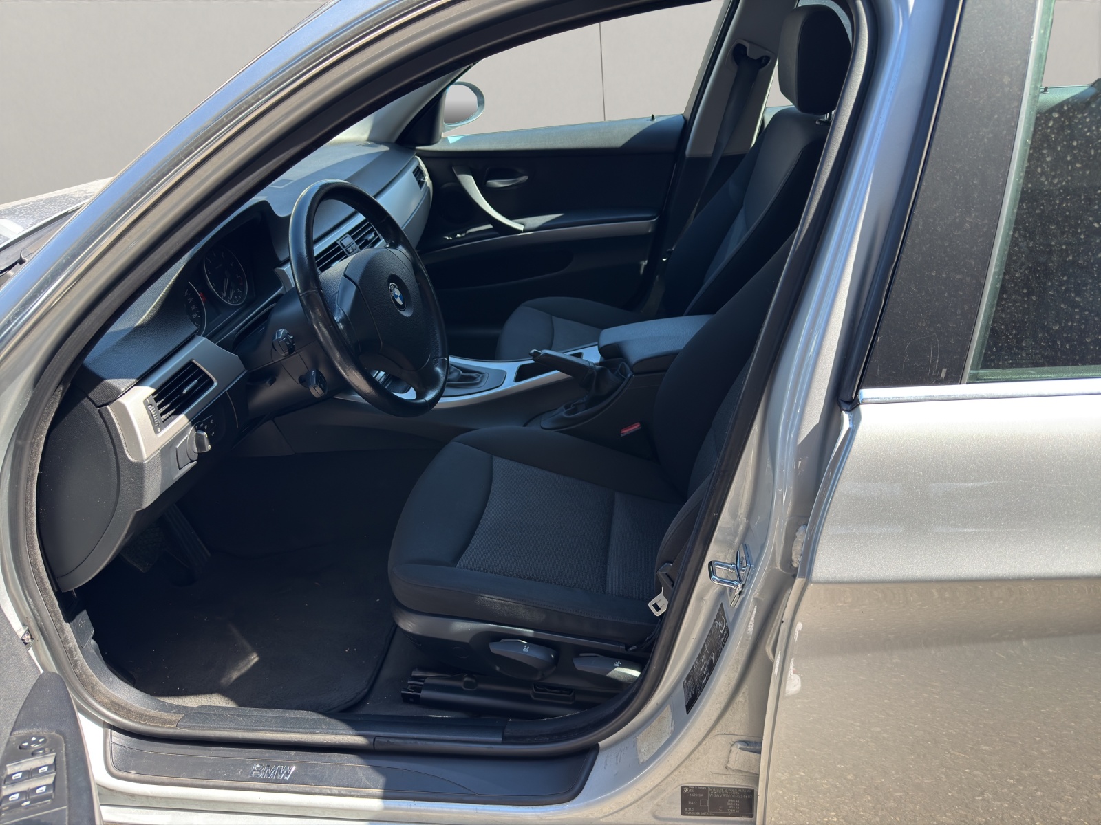 BMW 325i-image-3