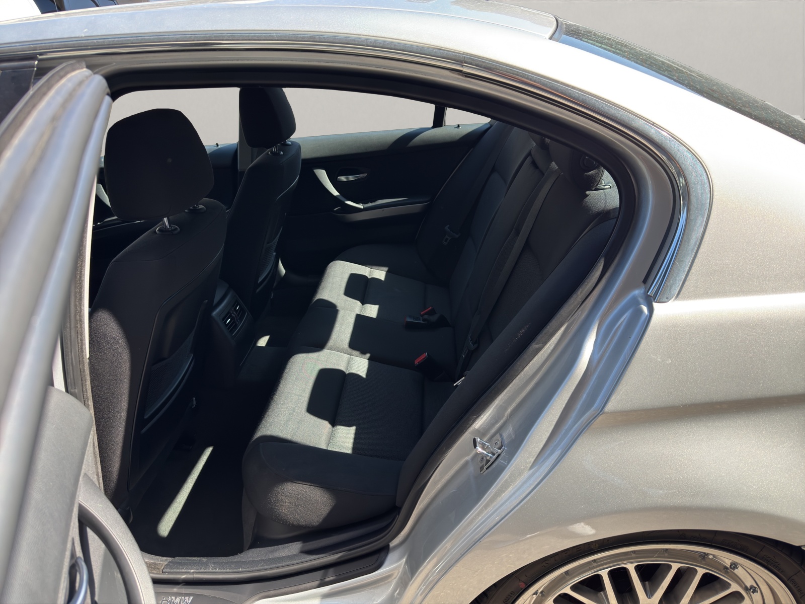 BMW 325i-image-5