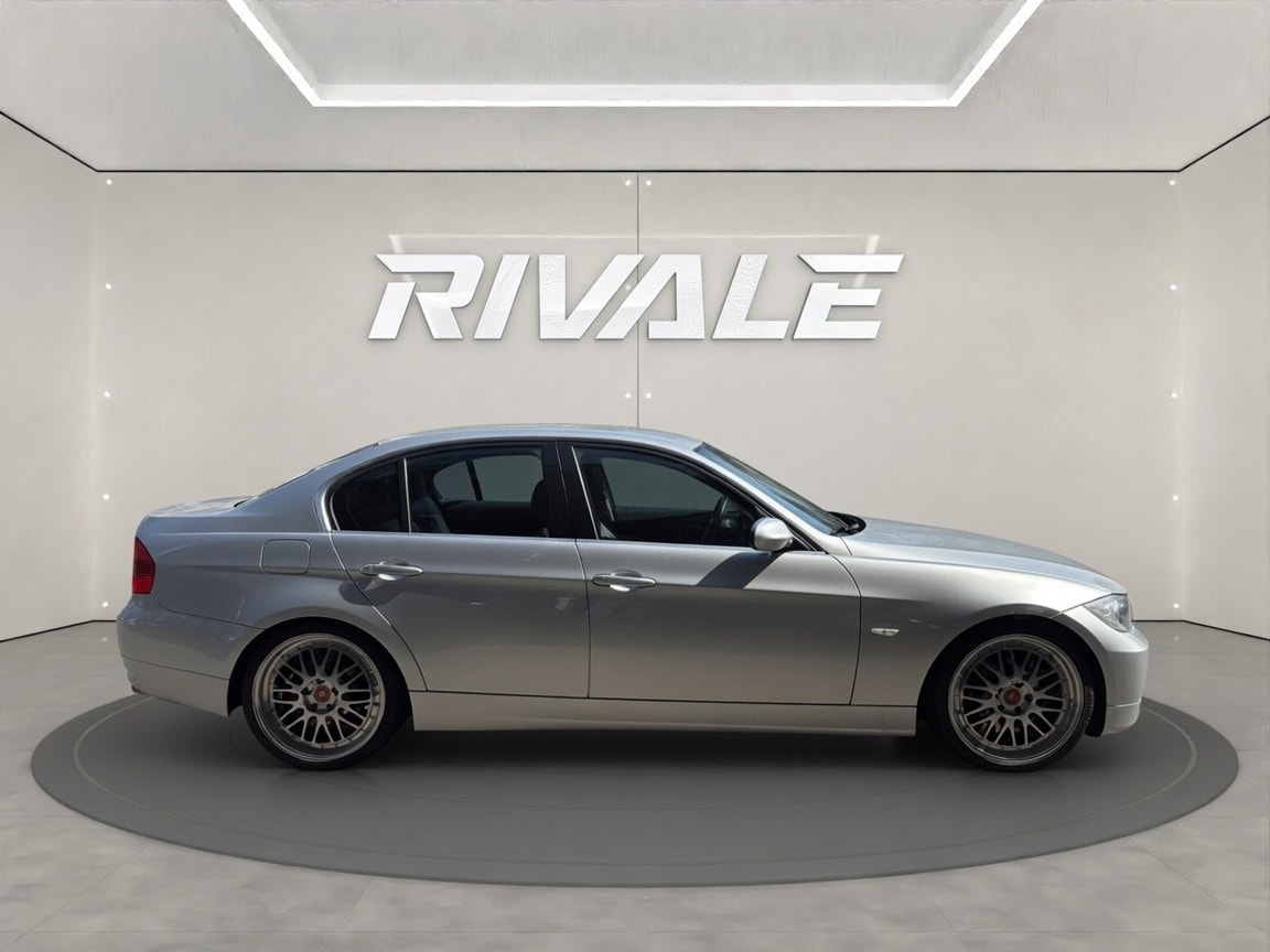 BMW 325i-image-1