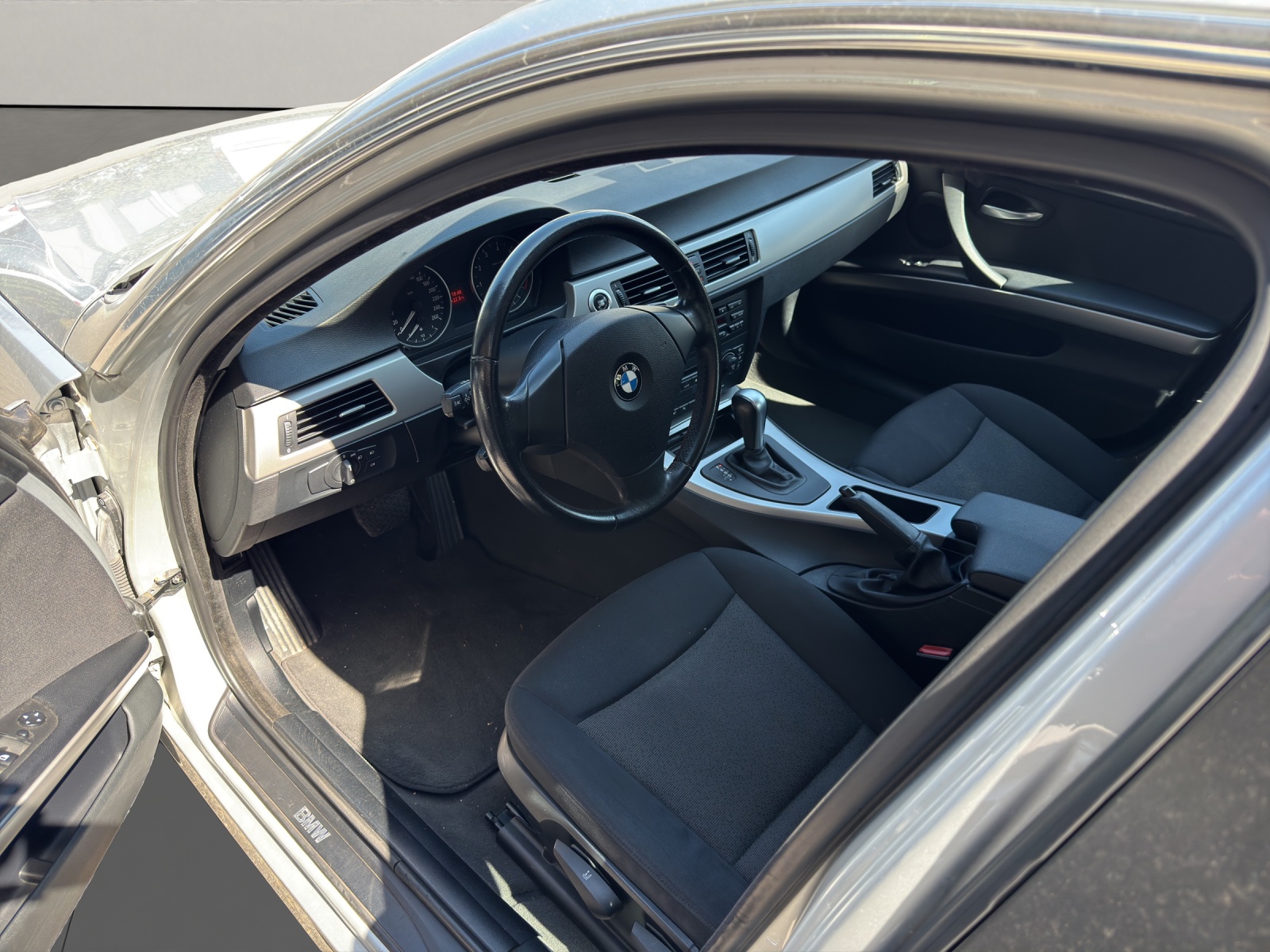 BMW 325i-image-4