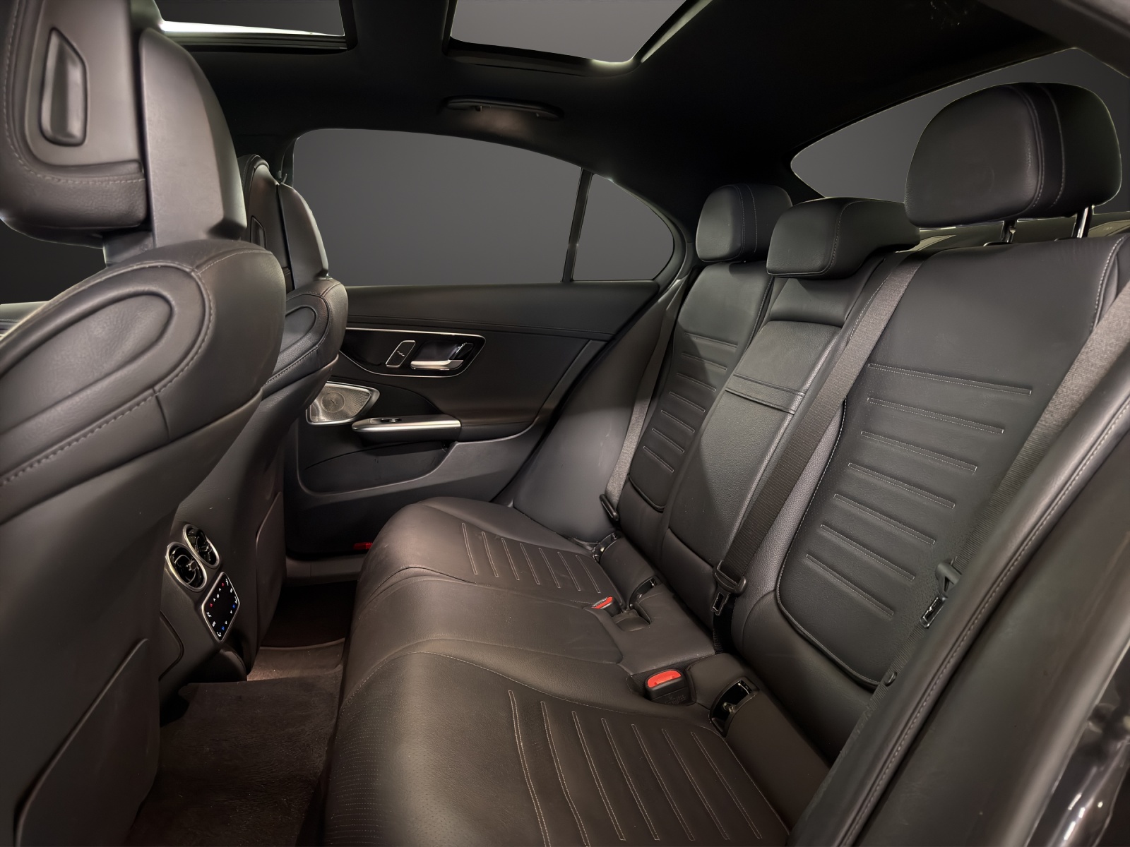 MERCEDES-BENZ C 200 4Matic AMG Line-image-14