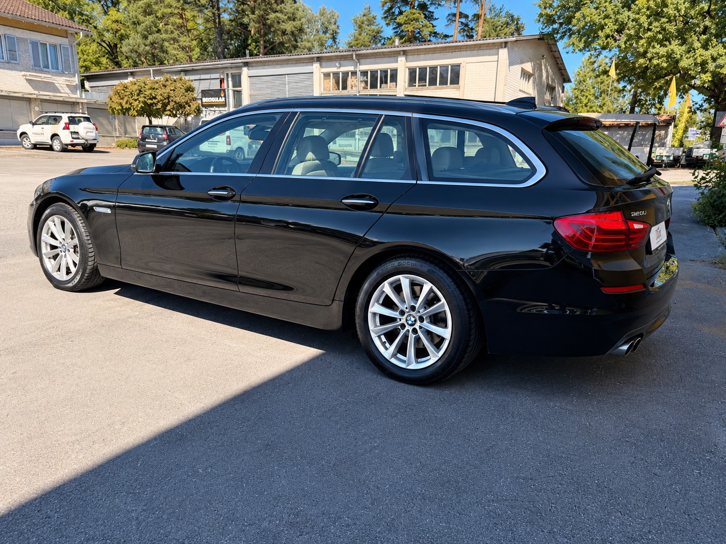 BMW 528i Touring xDrive Luxury Line Steptronic-showroom-element-2