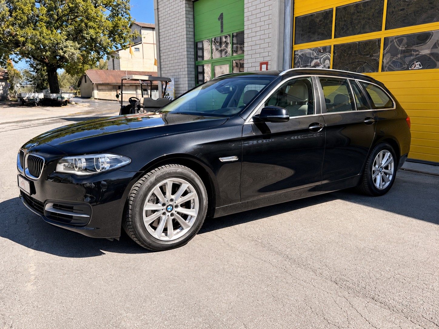 BMW 528i Touring xDrive Luxury Line Steptronic-showroom-element-1