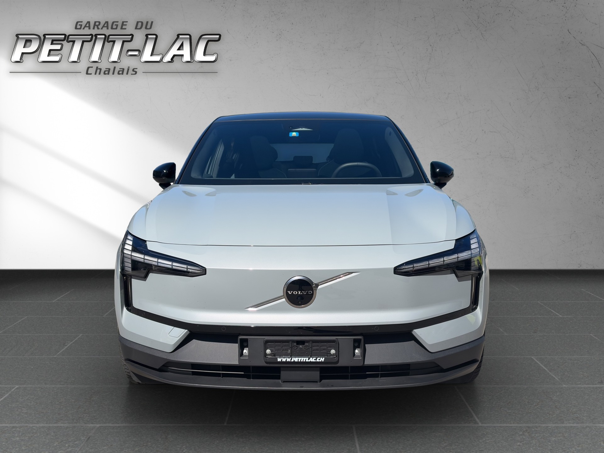 VOLVO EX30 E60 69kWh Twin Ultra-image-1