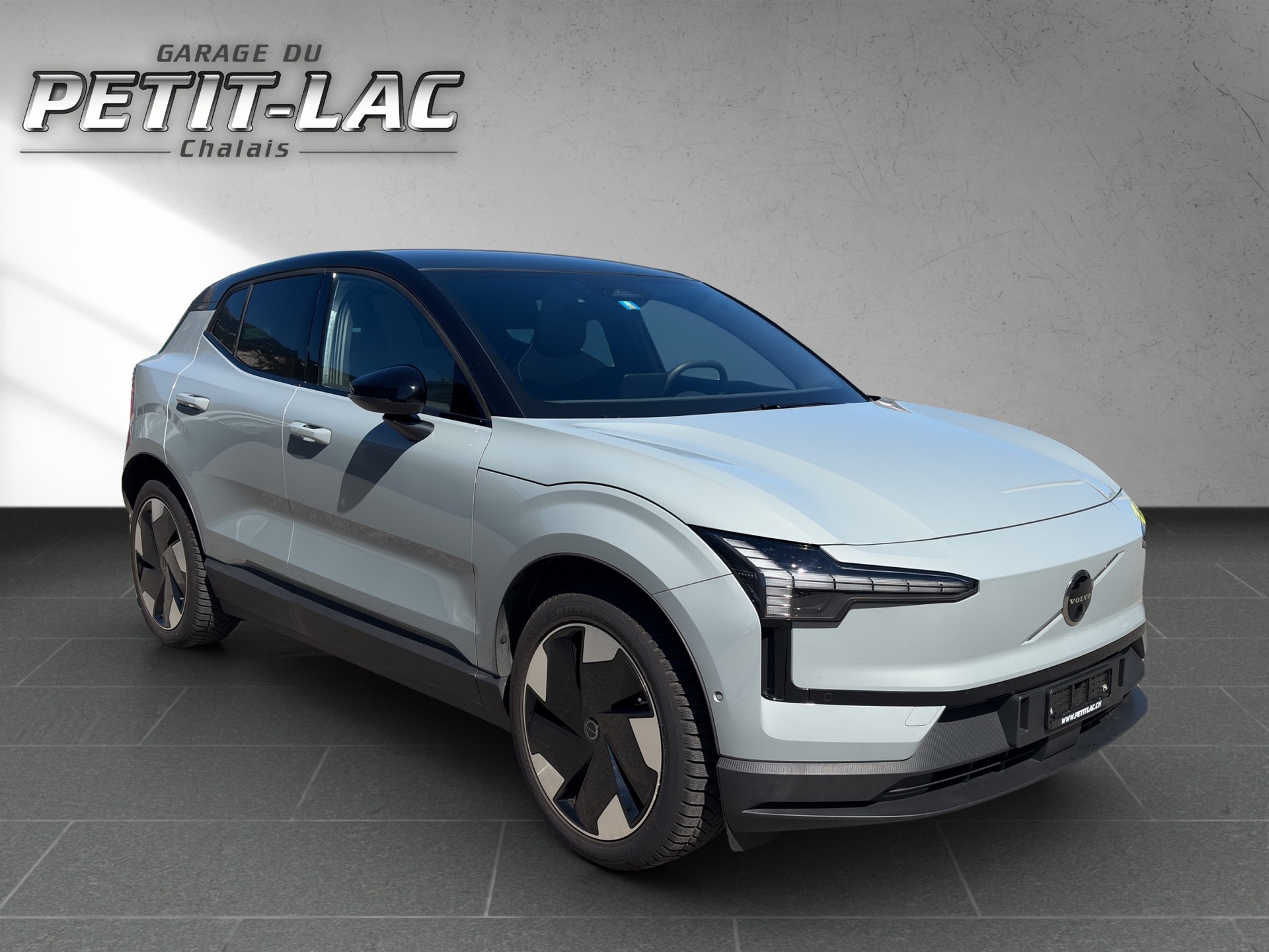 VOLVO EX30 E60 69kWh Twin Ultra-image-0