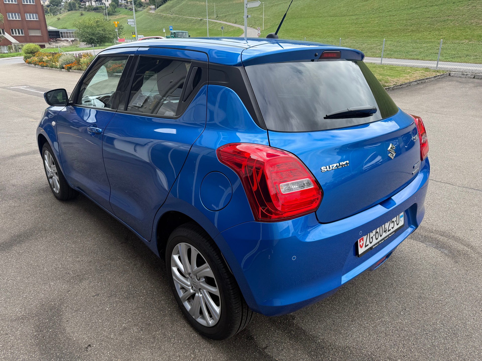 SUZUKI Swift 1.2 Compact + 4x4 Hybrid-image-3
