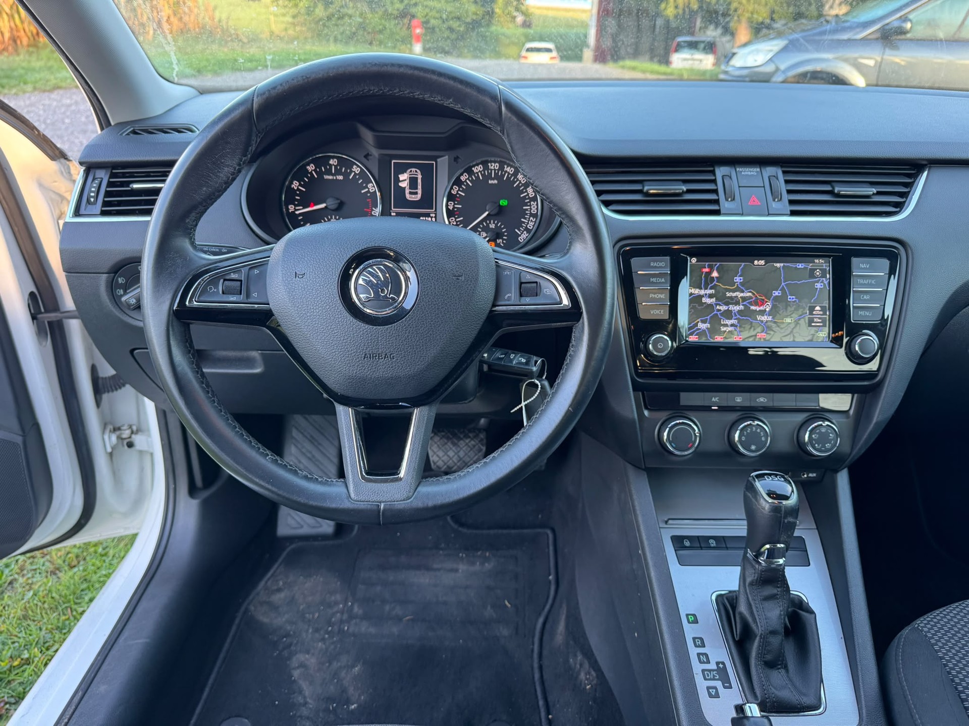SKODA Octavia Combi 1.4 TSI Ambition DSG-image-10