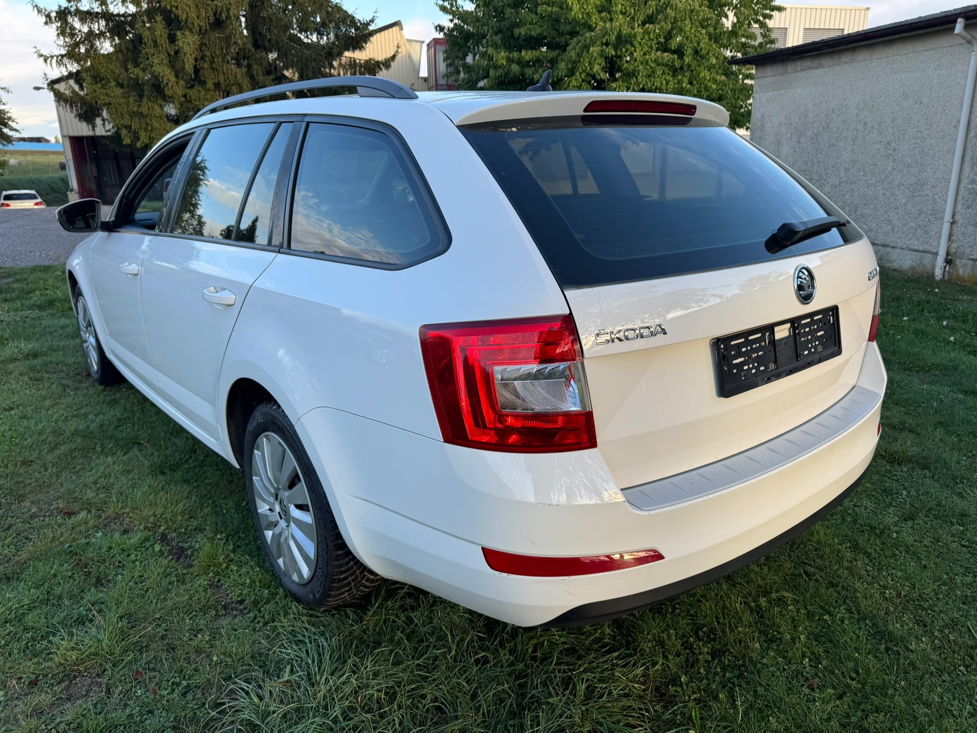 SKODA Octavia Combi 1.4 TSI Ambition DSG-image-5