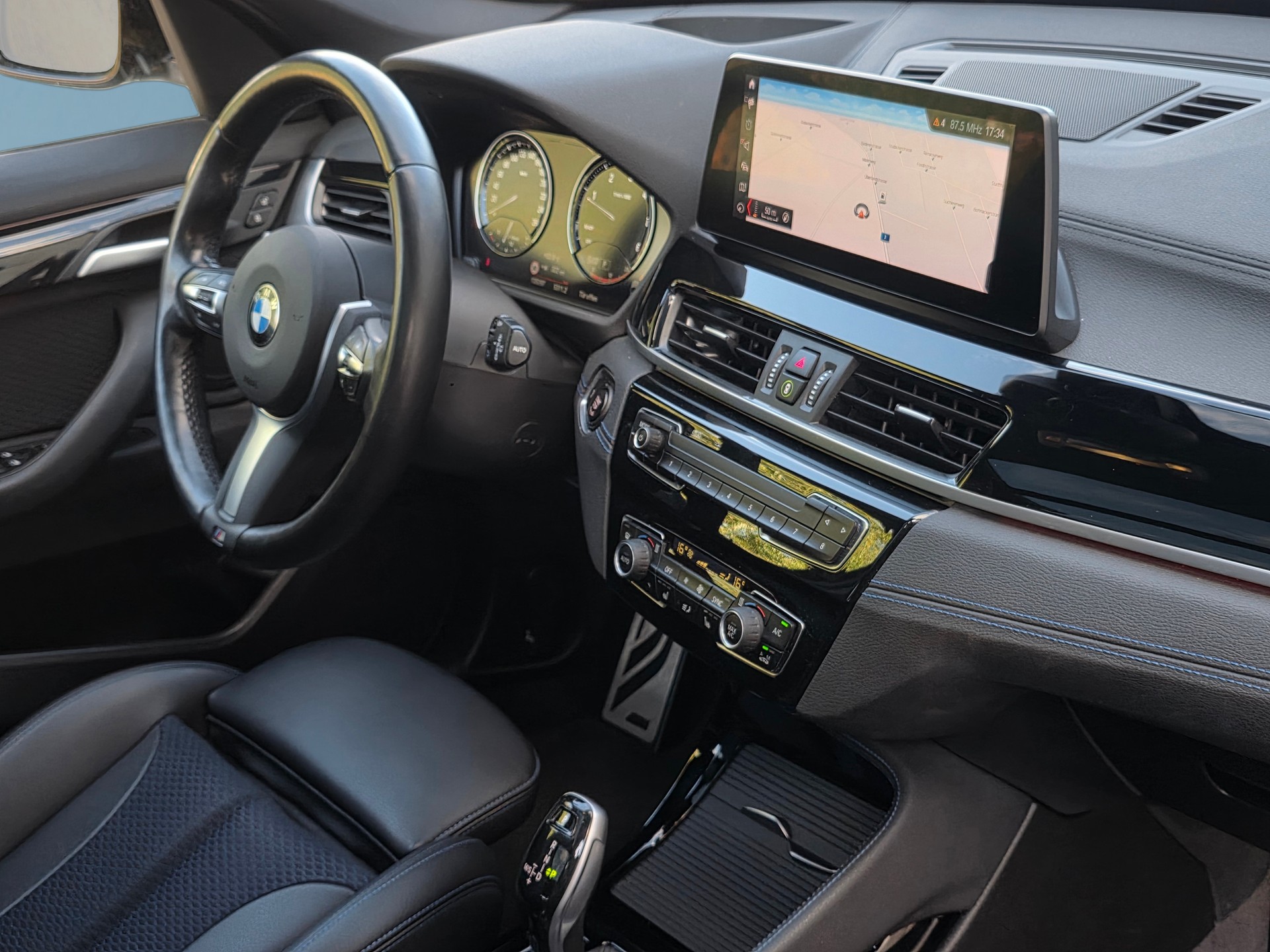 BMW X1 xDrive 20d M Sport Steptronic * CH-Fahrzeug * Top Ausstattung *-image-19