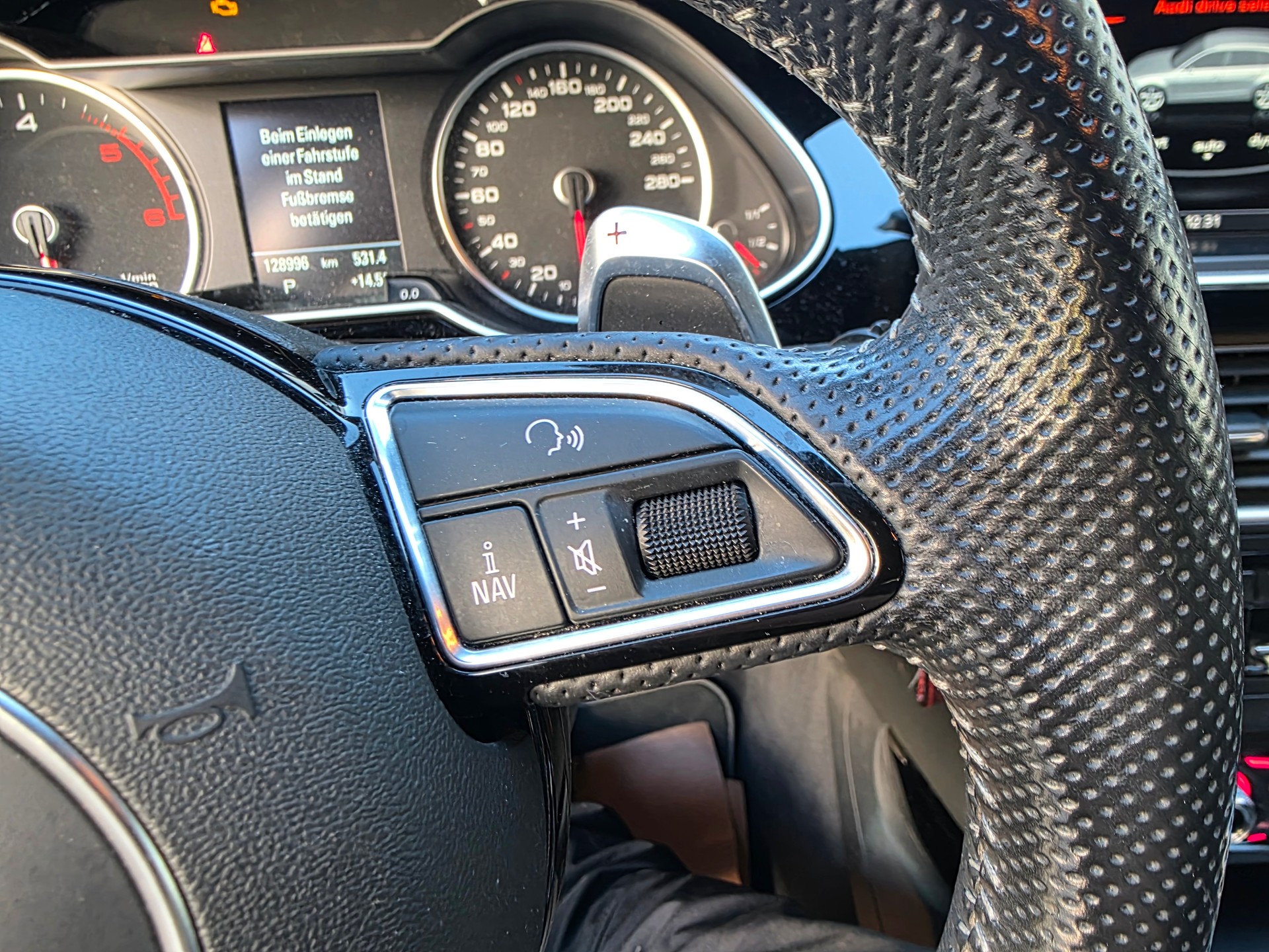 AUDI A4 Avant 3.0 TDI clean diesel quattro s-tronic-image-20