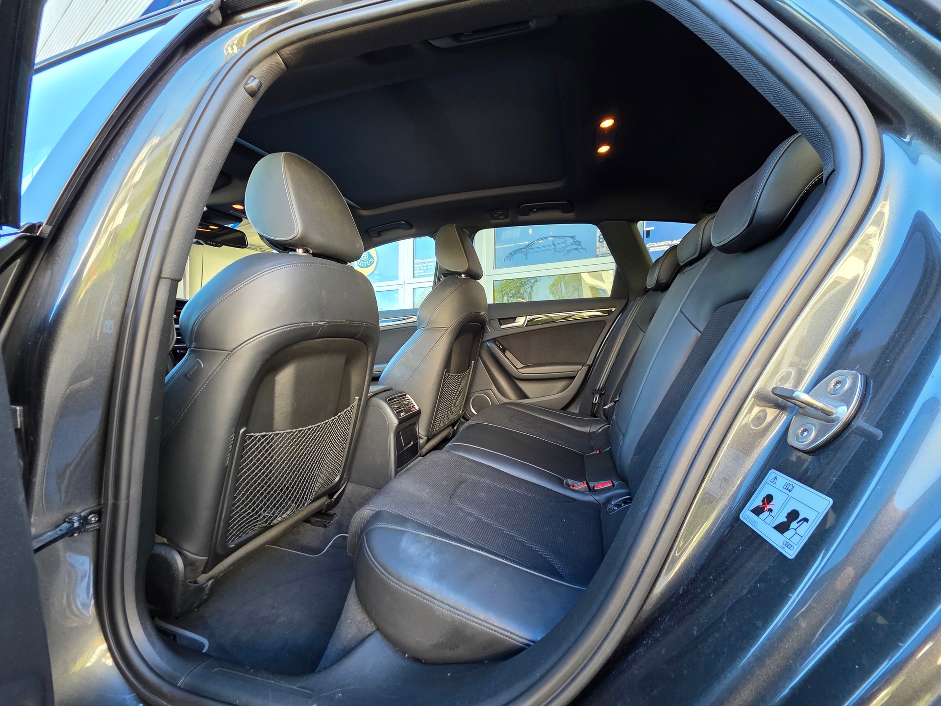 AUDI A4 Avant 3.0 TDI clean diesel quattro s-tronic-image-11