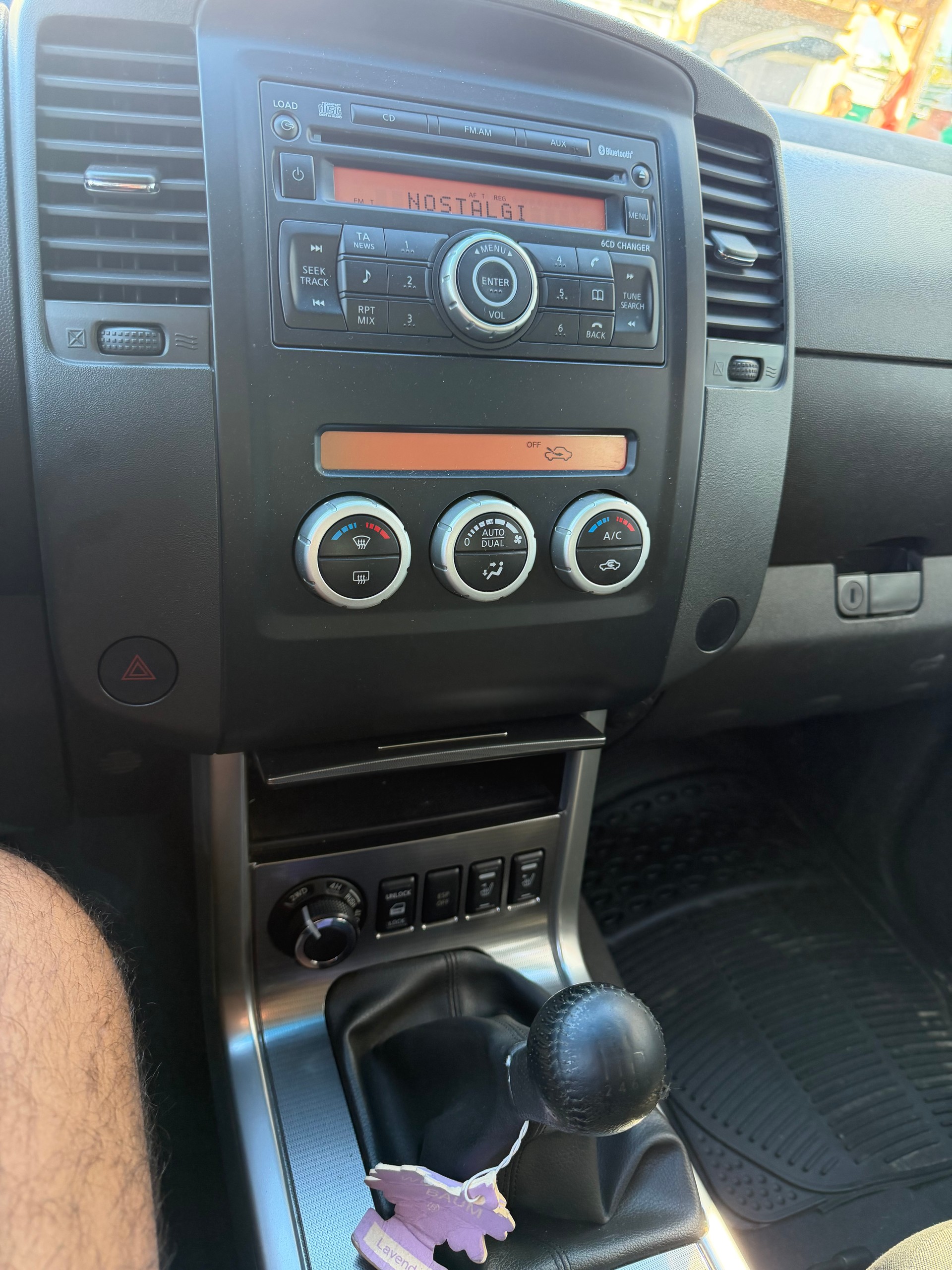 NISSAN Navara King Cab SE 2.5 dCi 4WD-image-2
