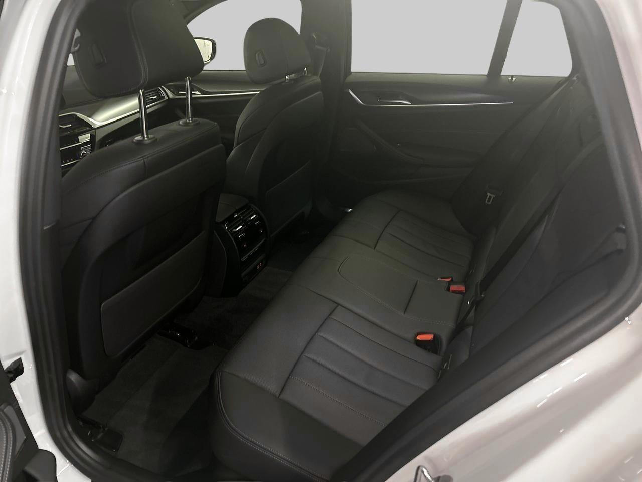 BMW 530e Touring xDrive M Sport-image-16