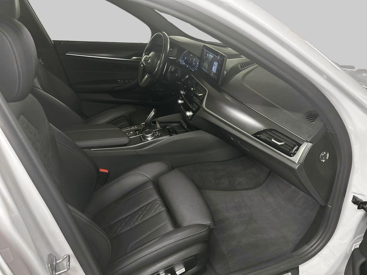 BMW 530e Touring xDrive M Sport-image-14