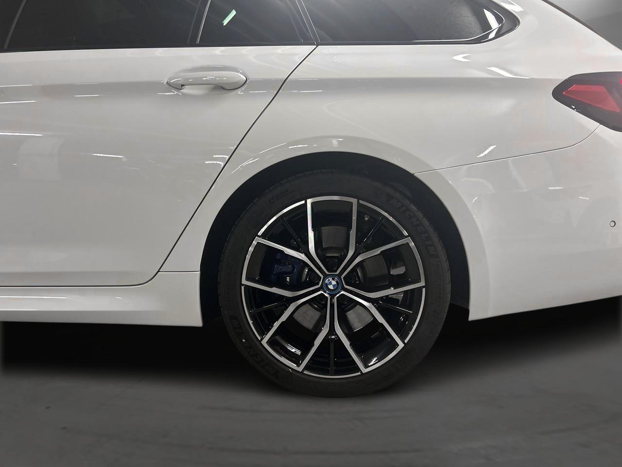 BMW 530e Touring xDrive M Sport-image-6