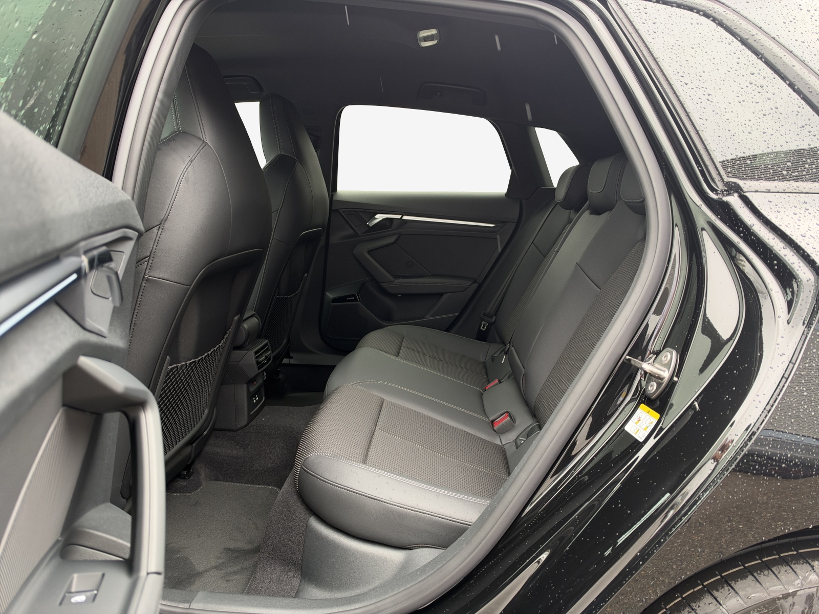 AUDI A3 Sportback TFSI 110 kW S line Attraction S tronic-image-11