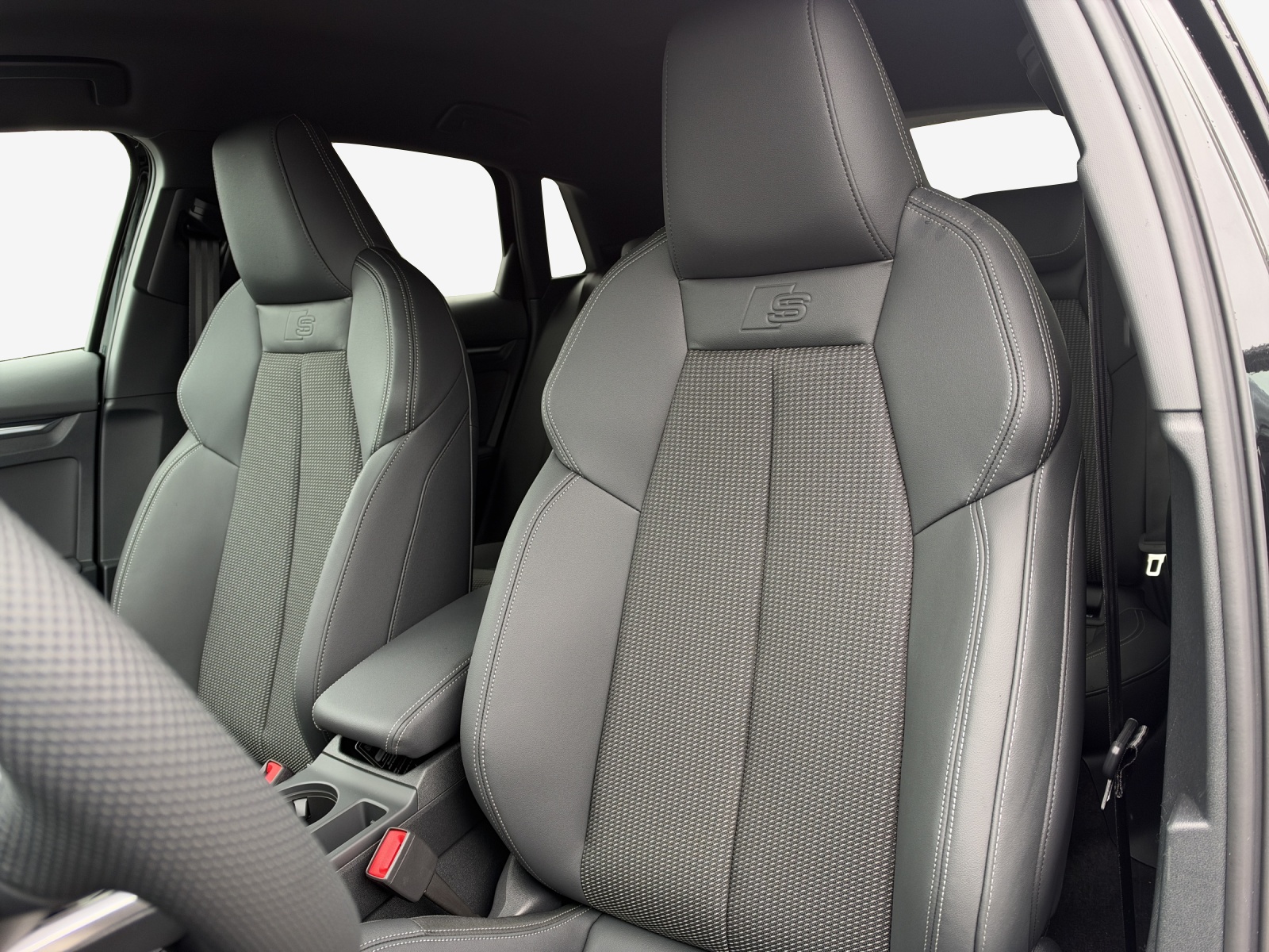 AUDI A3 Sportback TFSI 110 kW S line Attraction S tronic-image-8